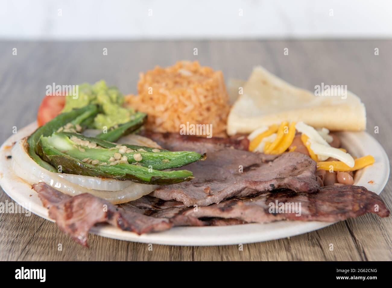 Gegrilltes Carne Asada-Steakfleisch, heiß und serviert mit Reis und ...