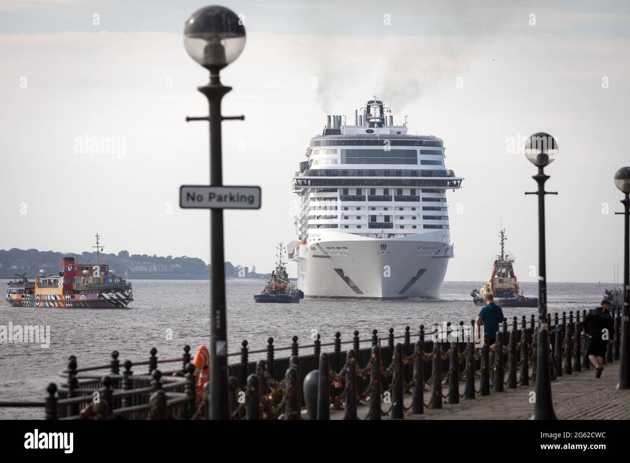 Das Kreuzschiff MSC Virtuosa stellt die Mersey Ferry in den Schatten, während es sich auf die Jungfernfahrt um die Britischen Inseln von Liverpool aus vorbereitet Stockfoto