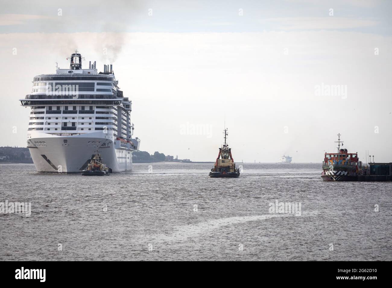 Das Kreuzfahrtschiff MSC Virtuosa bereitet sich auf die Jungfernfahrt um die Britischen Inseln vor Stockfoto