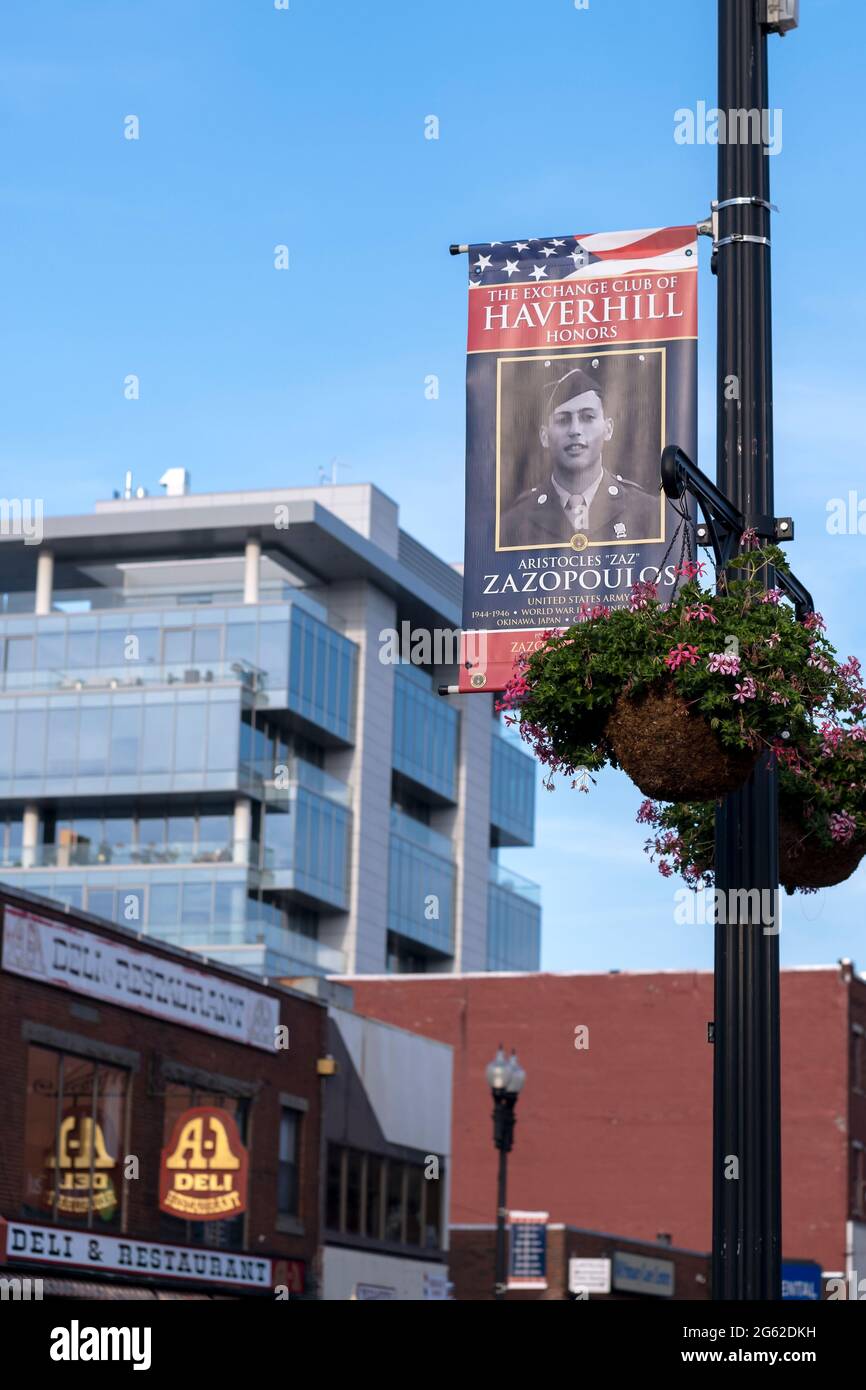 Haverhill, Massachusetts, USA, 28. Juni 2021: Ein Banner des Haverhill Exchange Club zu Ehren des Veteranen des Zweiten Weltkriegs, Aristocles, Zaz, Zazopoulos, auf der Ausstellung i Stockfoto