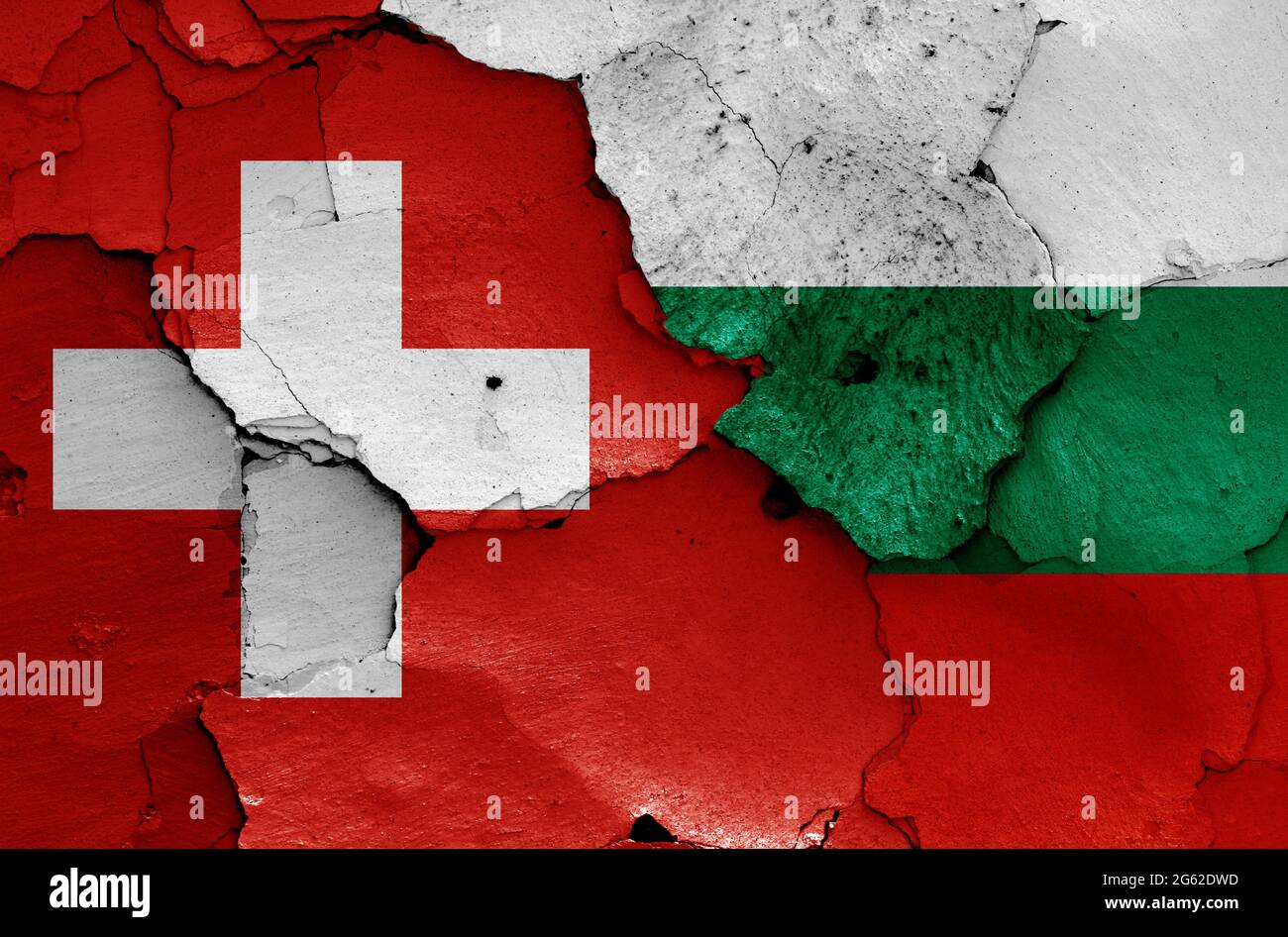 Flaggen der Schweiz und Bulgariens auf rissige Wand gemalt Stockfoto