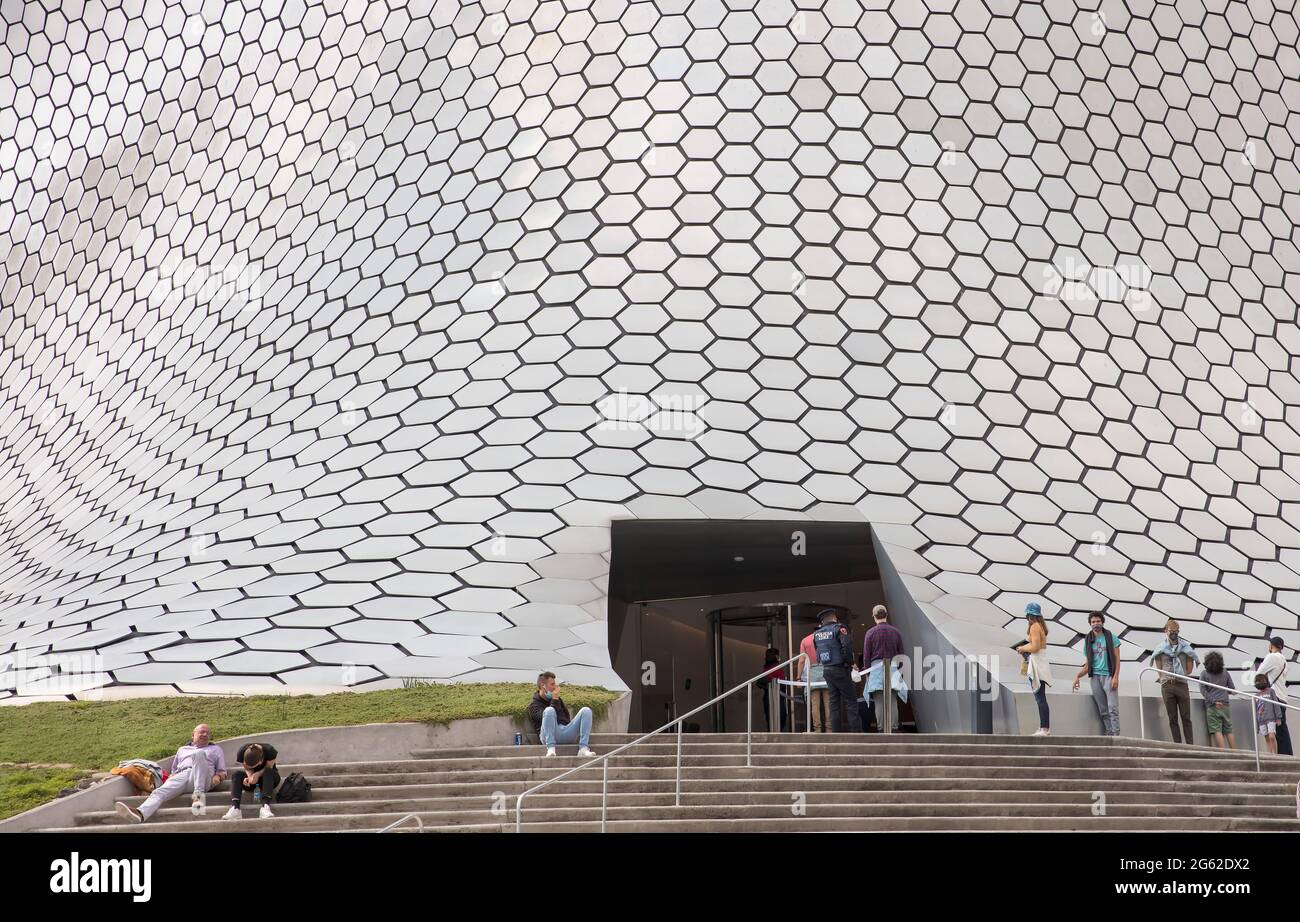 Menschen mit Covid-19-Gesichtsmasken vor dem Somaya-Museum in Polanco, Mexiko-Stadt, Mexiko Stockfoto