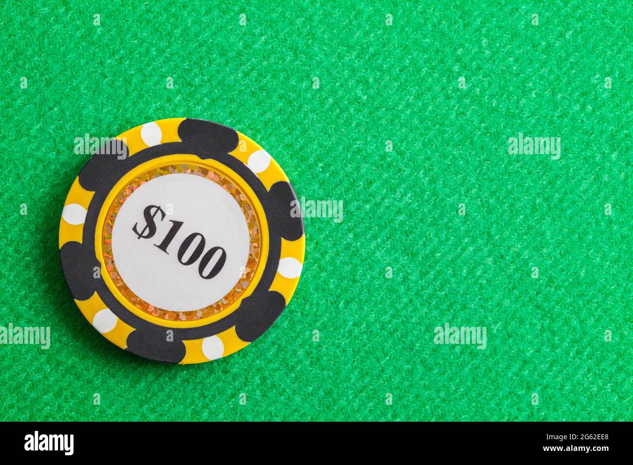 Casino Poker Chip auf Green Felt Table. Stockfoto