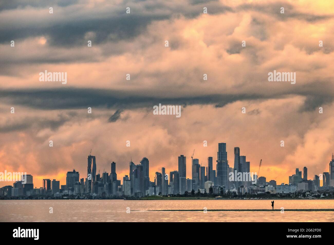 Melbourne Australien. Skyline von Melbourne vom Brighton Beach an einem bewölkten Tag. Stockfoto