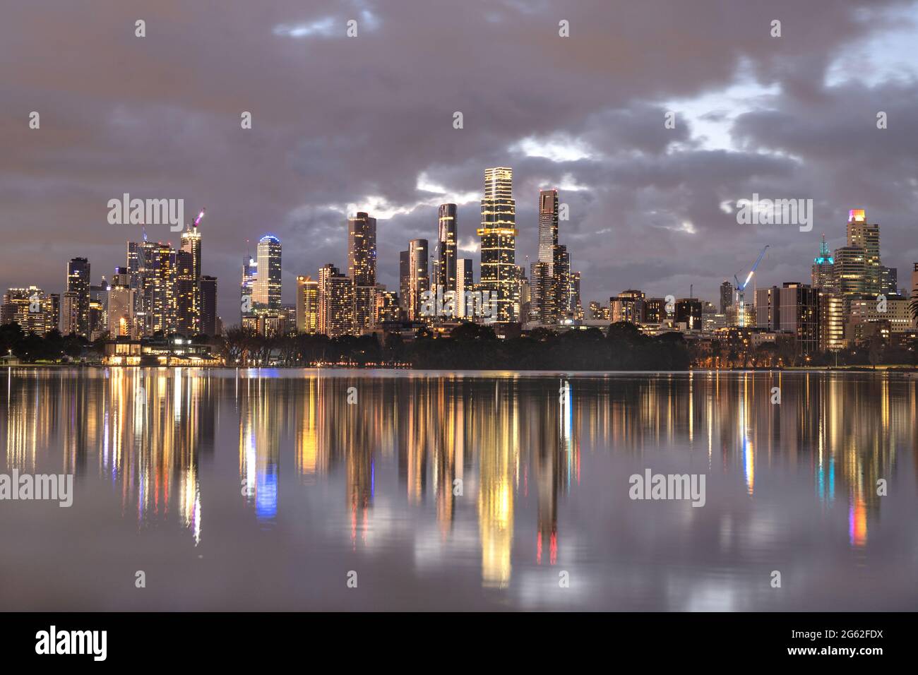 Melbourne Australien. Die Skyline von Melbourne spiegelt sich in der Dämmerung am Albert Park Lake wider. Stockfoto