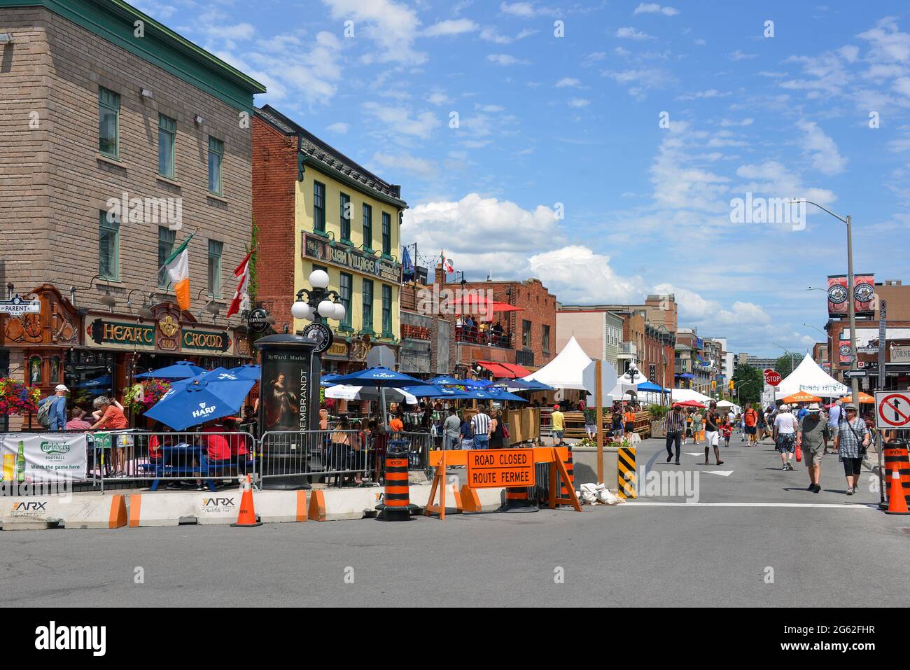 Ottawa, Kanada - 1. Juli 2021: Die Clarence Street war am Canada Day sehr voll, da die Menschen nur auf der Terrasse speisen konnten, da die Covid-19-Beschränkungen nicht mehr gelten. Die Straße wurde geschlossen, um den Terrassen während der Pandemie mehr Platz zu geben. Stockfoto