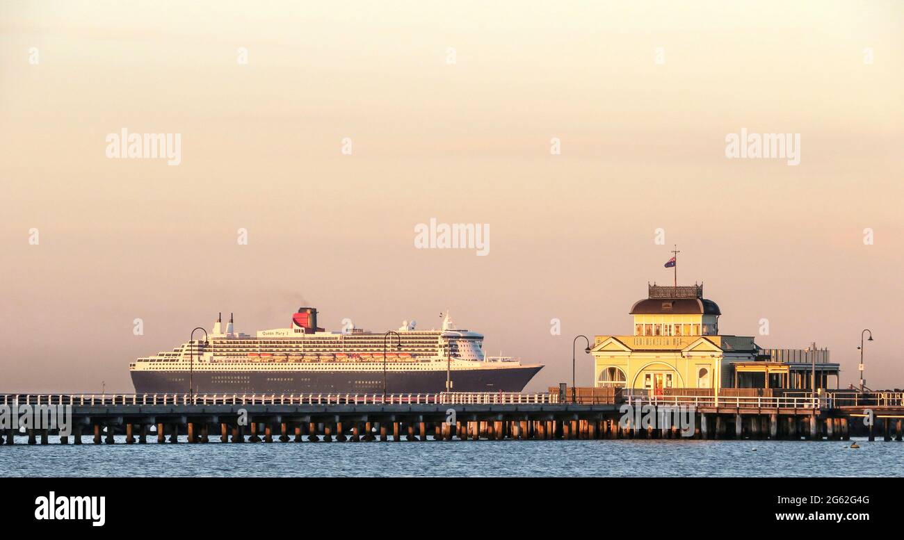Die Ocean Liner Queen Mary 2 segelt auf dem Weg nach Melbourne, Australien, am St. Kilda Pier vorbei. Stockfoto