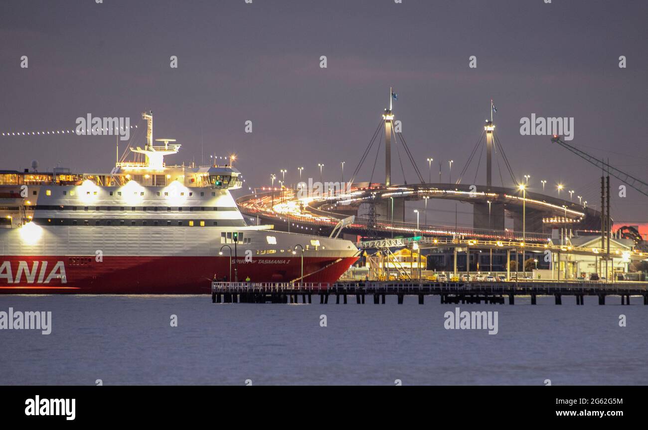 Melbourne Australia, die Spirit of Tasmania Fähre am Dock in Port Melbourne mit der West Gate Bridge im Hintergrund. Stockfoto