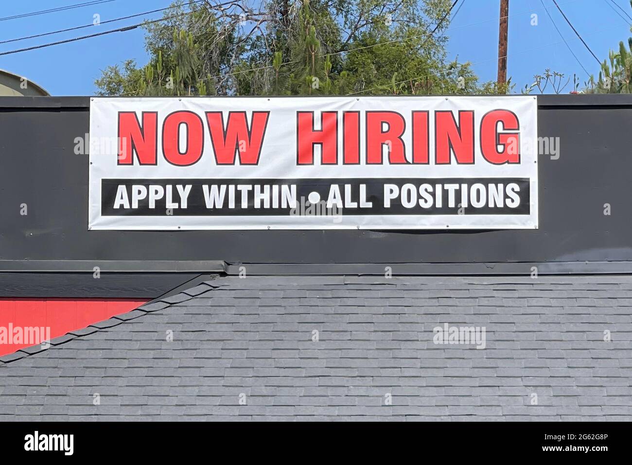 Ein „Now Hiring“-Schild im Restaurant „Shakey's Pizza Parlor“, Donnerstag, 1. Juli 2021, in Monterey Park, Kalif. Stockfoto