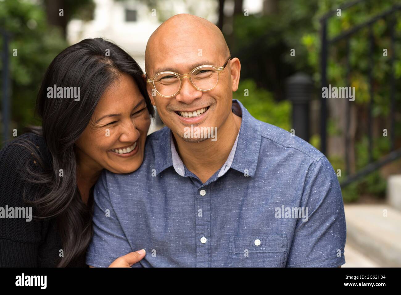 Glückliches asiatisches Paar lächelt und umarmt draußen. Stockfoto