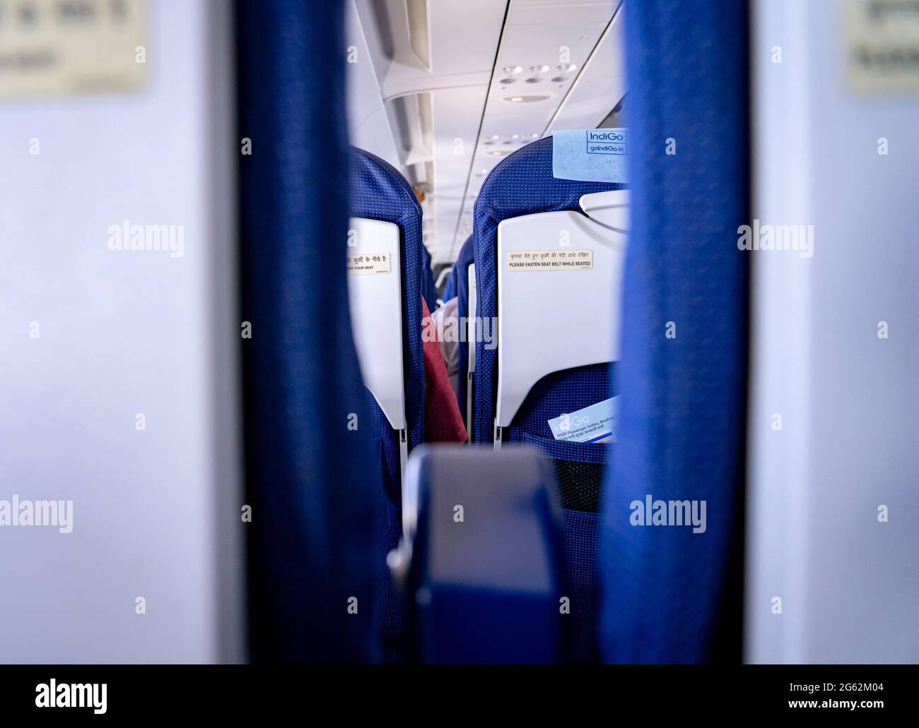 Selektive Fokussierung der Sitze in der Economy-Kabine bei einem Indigo Airbus 320-Flugzeug. Stockfoto