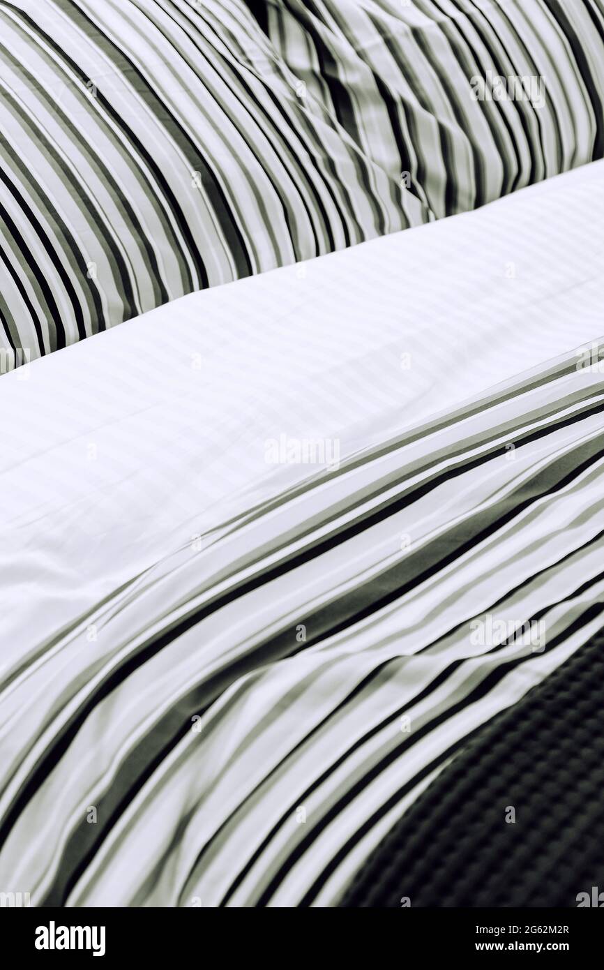 Nahaufnahme der Bettmatratze Bettdecke mit Kissen und Decke Stockfoto