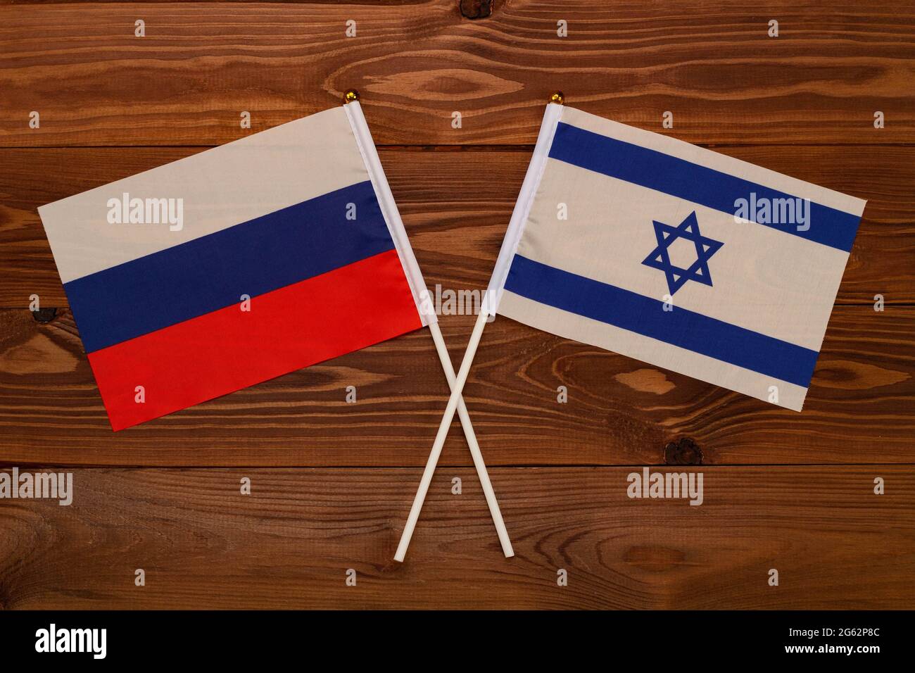 Die Flagge Russlands und die Flagge Israels kreuzten sich. Das Bild veranschaulicht die Beziehung zwischen den Ländern. Fotografie für Video-Nachrichten im Fernsehen Stockfoto