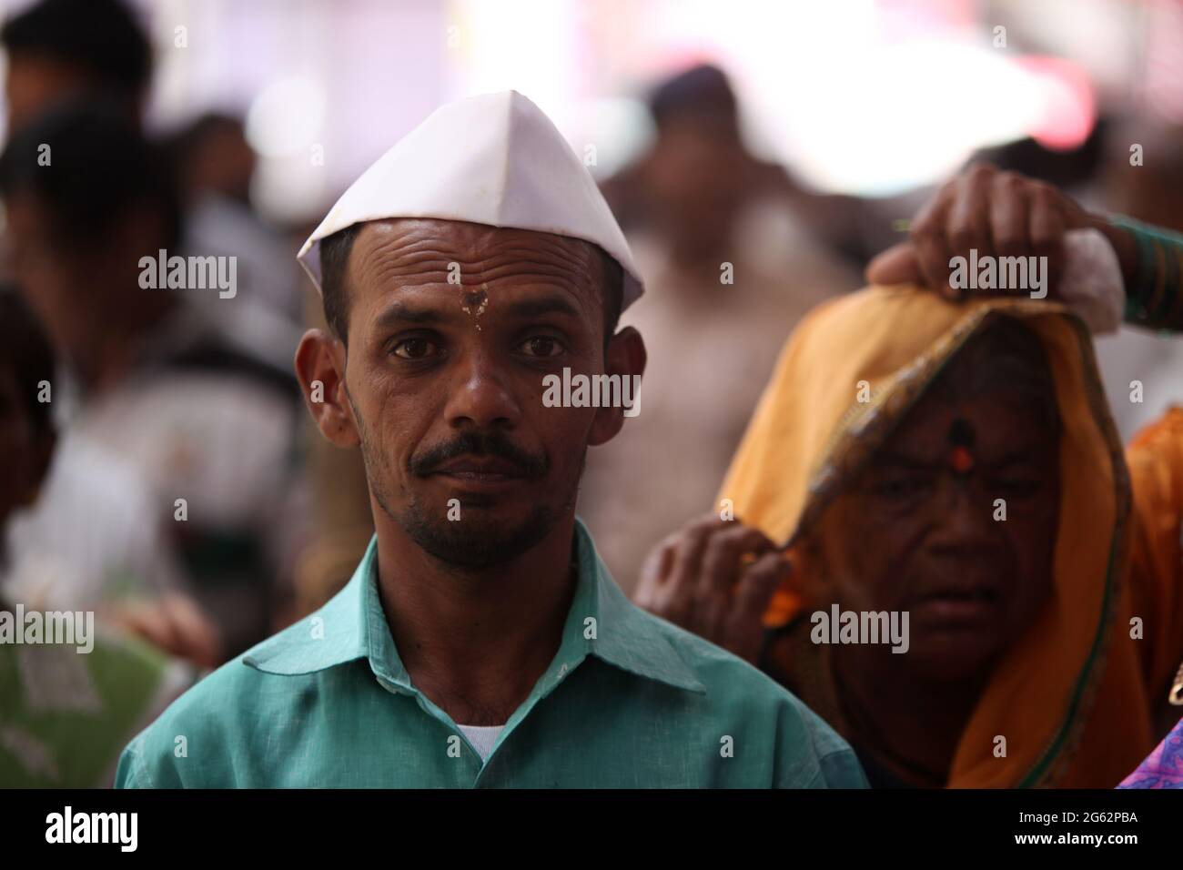 Ein traditioneller Mann, der Pilger aus dem indischen Staat Maharashtra ist. Stockfoto