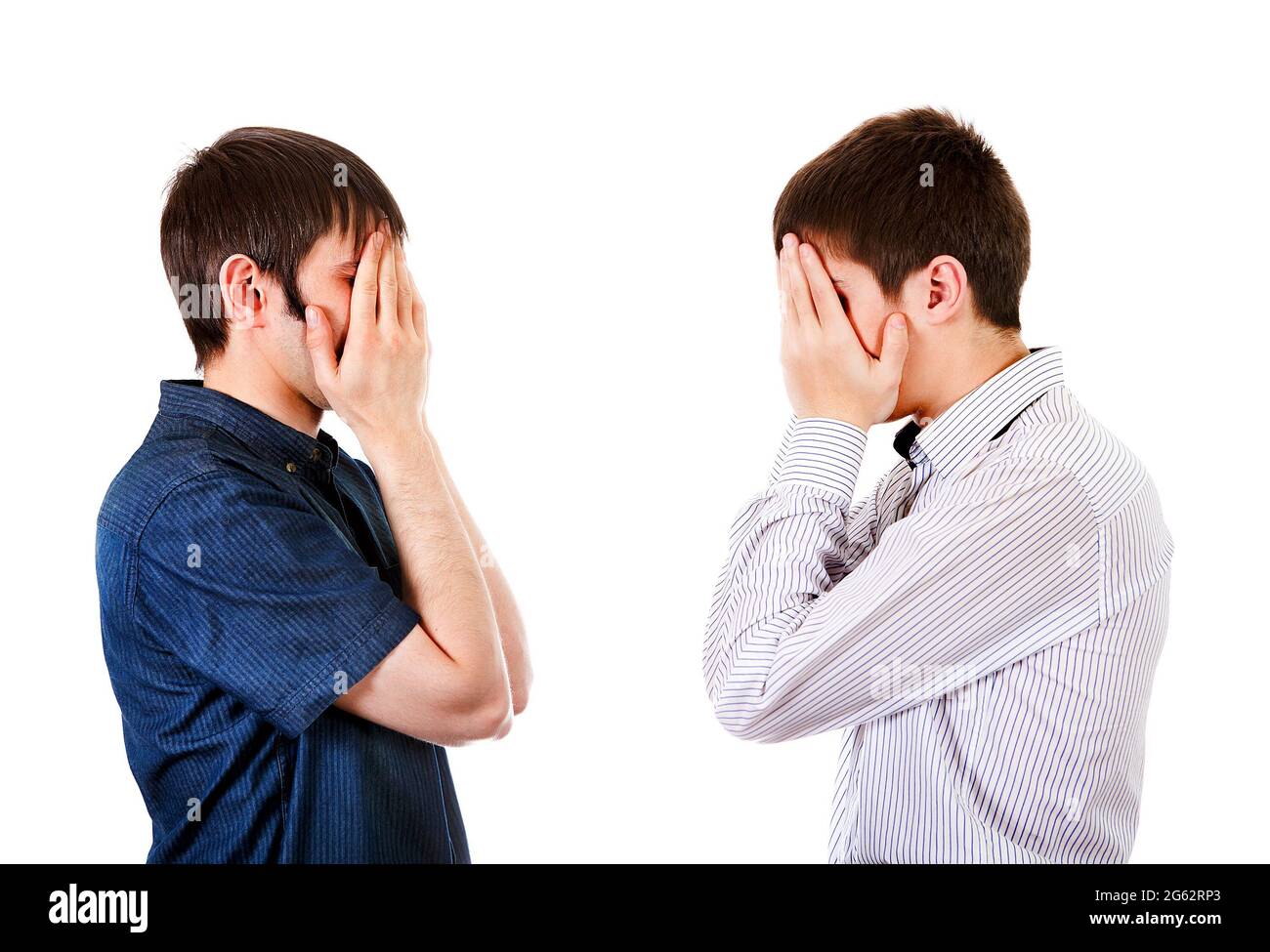Seitenansicht der beiden Jungs schließt die Gesichter auf dem weißen Hintergrund Stockfoto