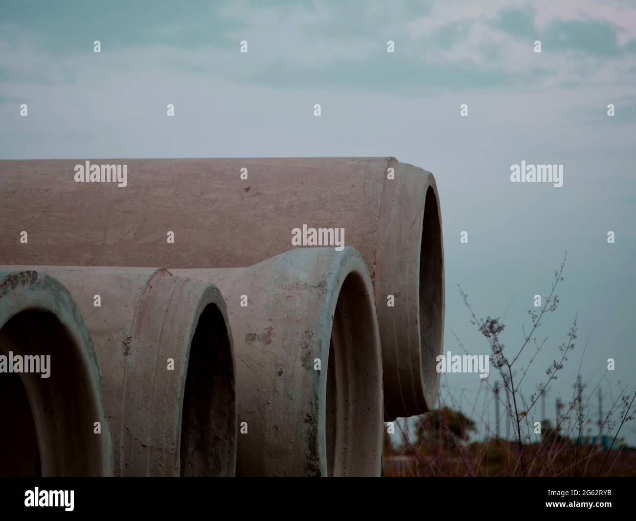 Betonrohr präsentiert auf Sky Hintergrund industrielles Konzept. Stockfoto