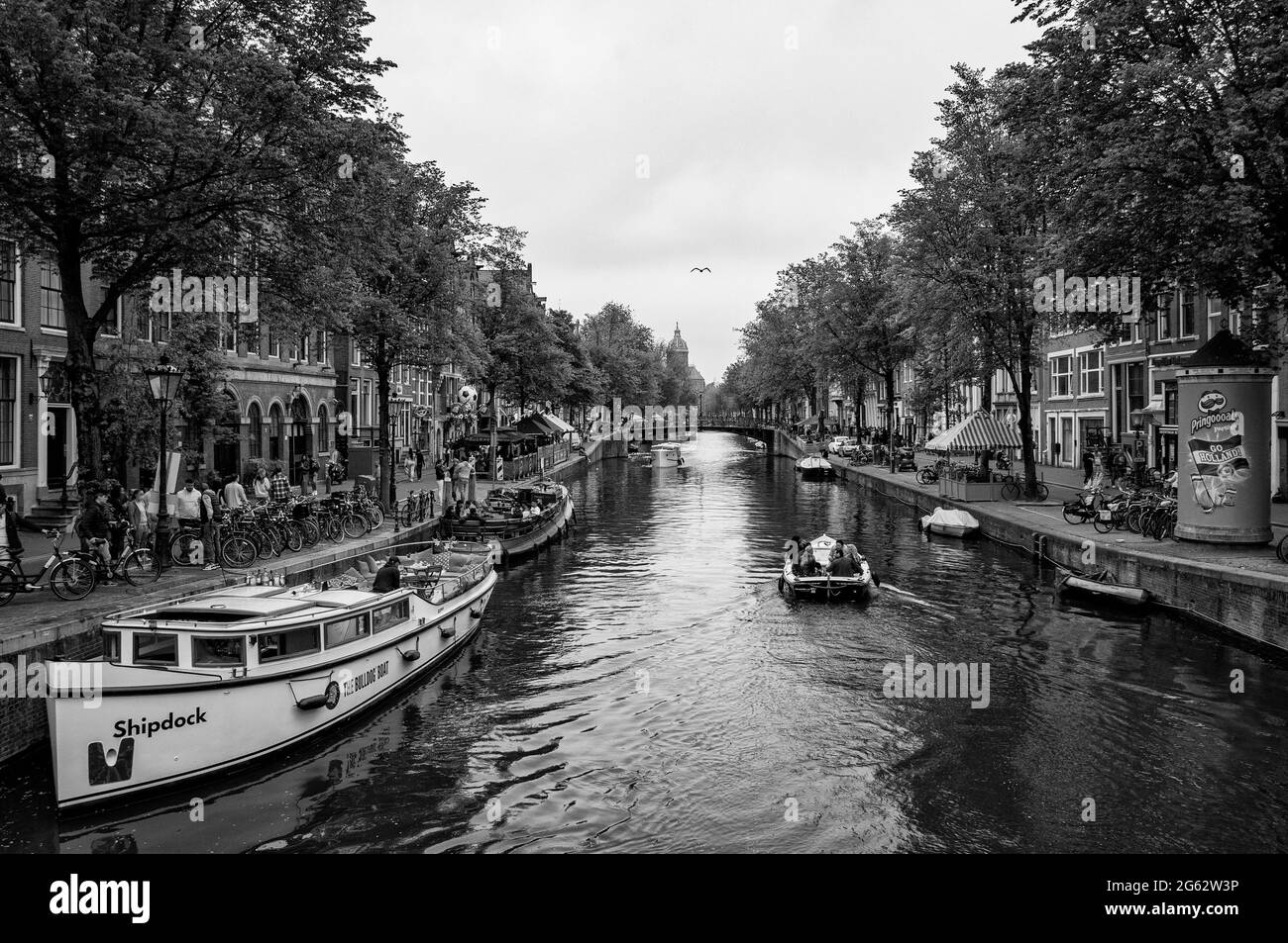 AMSTERDAM, NIEDERLANDE. 06. JUNI 2021. Schöne Aussicht auf Amsterdam mit typisch holländischen Häusern, Brücken und chanel. Kleine Boote auf dem Damm. Schwarz Stockfoto