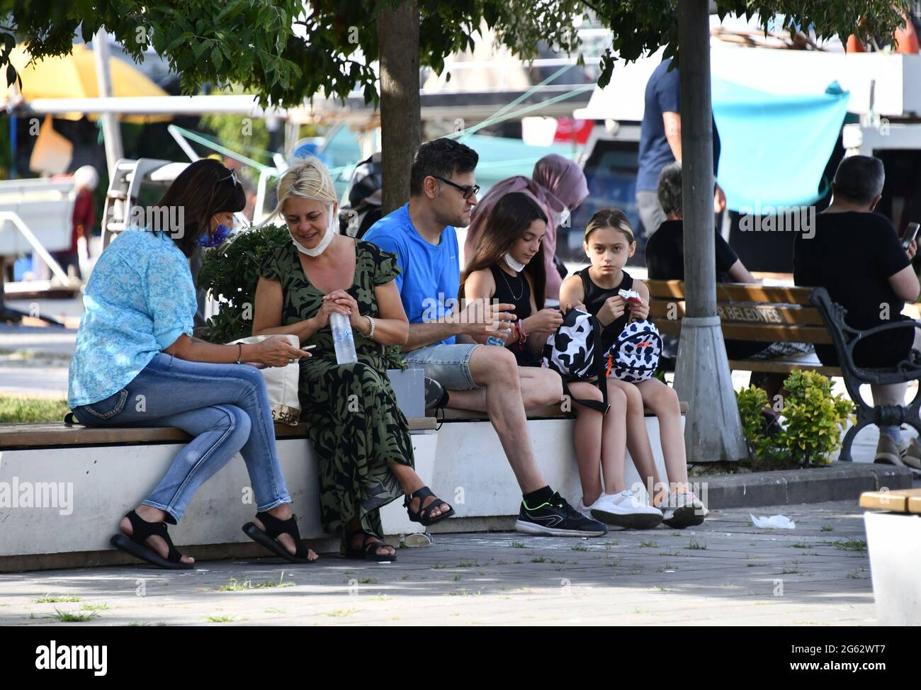 Istanbul, Türkei. Juli 2021. Menschen ruhen sich in einem Park in Istanbul, Türkei, 1. Juli 2021 aus. Die Türkei hat am Donnerstag die meisten ihrer COVID-19-Beschränkungen für Unternehmen und Veranstaltungen aufgehoben und die nächtlichen und Sonntagssperren aufgehoben, nachdem die tägliche Infektionszahl stetig um die 5,000 Fälle ansteigt. Quelle: Xu Suhui/Xinhua/Alamy Live News Stockfoto