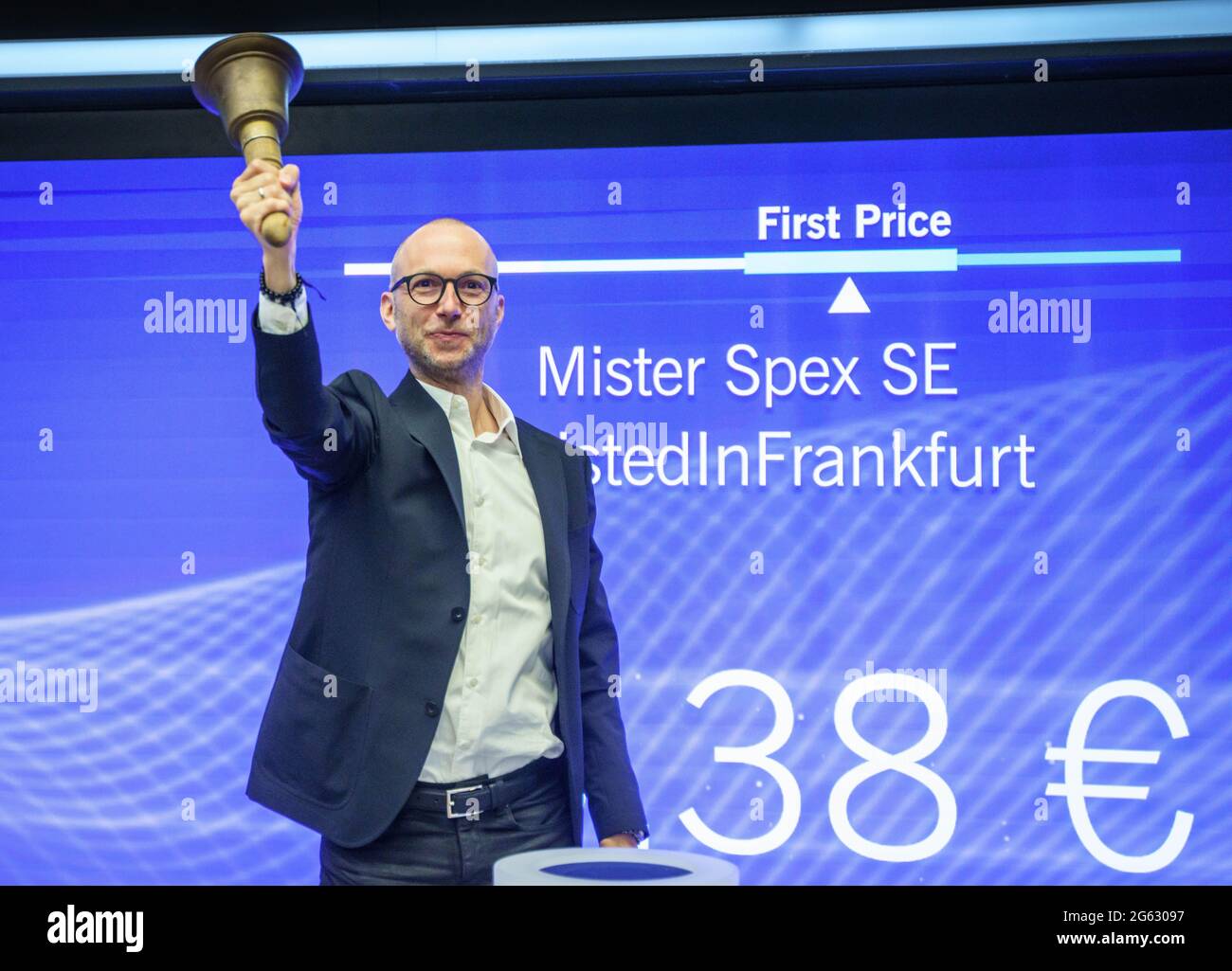 Frankfurt, Deutschland. Juli 2 2021: Mirko Casper, Co-CEO von Mister Spex, läutet beim Börsengang des Berliner Online-Optikers an der Frankfurter Wertpapierbörse die traditionelle Glocke ein. Mit dem Erlös will das Unternehmen weiter wachsen und international expandieren. Foto: Frank Rumpenhorst/dpa Stockfoto