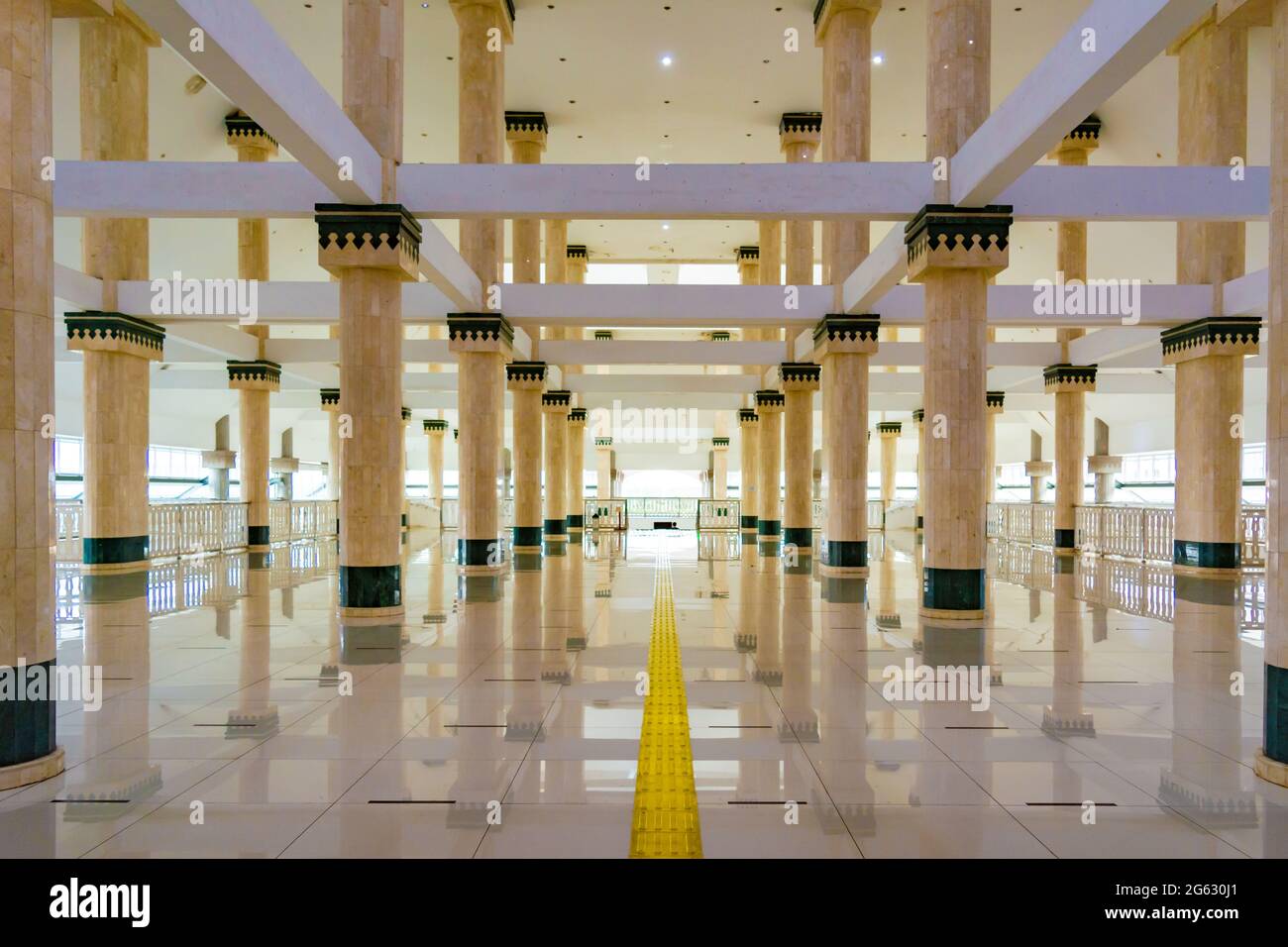 Jakarta, Indonesien - CA. Apr 2021: Die inneren Säulen der Großen Moschee von Hasyim Asyari in West-Jakarta, Indonesien Stockfoto