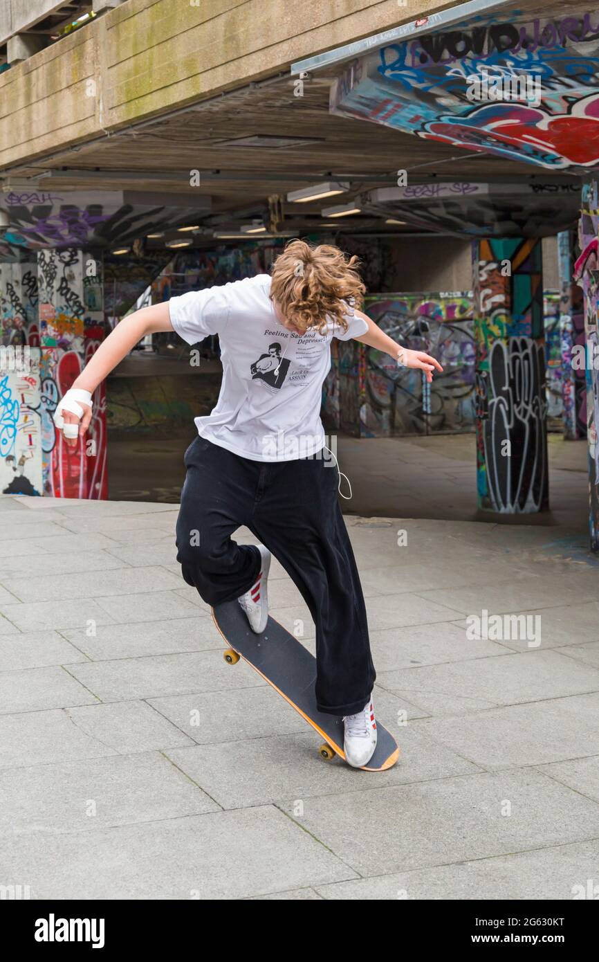 Skateboarder Skateboarden im Juni im Southbank Skatepark, South Bank, London, Großbritannien Stockfoto