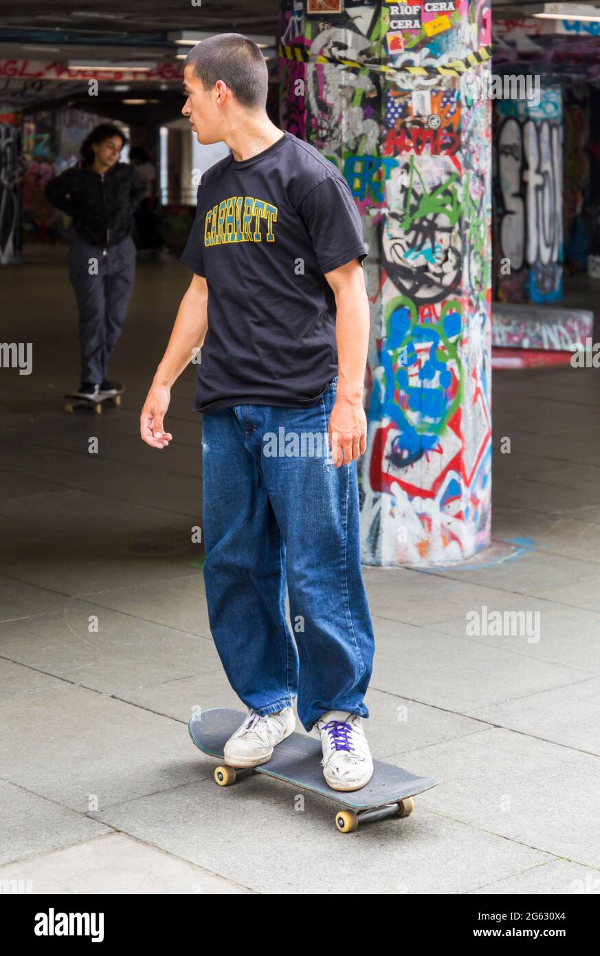Skateboarder Skateboarden im Juni im Southbank Skatepark, South Bank, London, Großbritannien Stockfoto