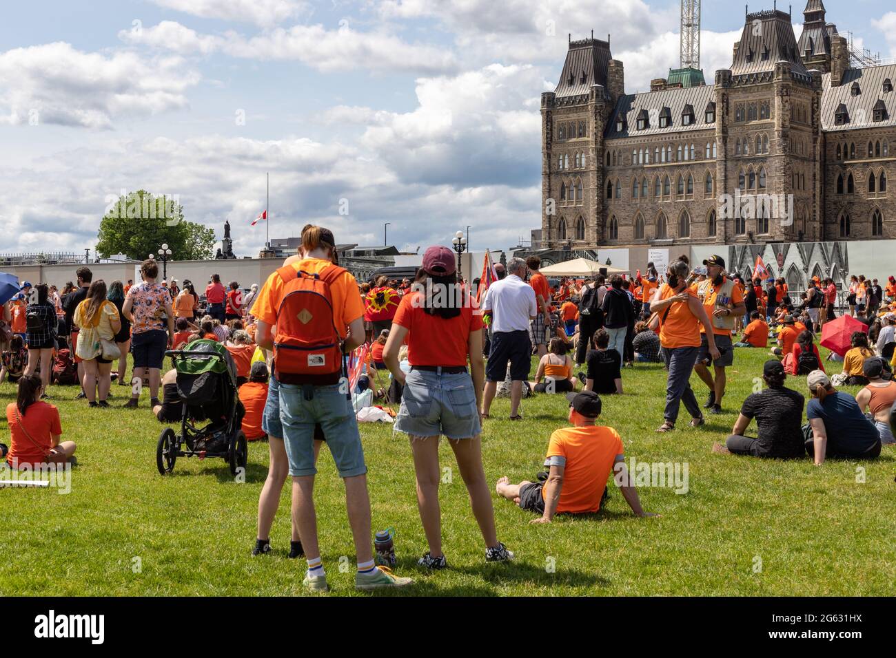 Ottawa, Kanada – 1. Juli 2021: Cancel Canada Day Protestkundgebung auf dem Parliament Hill zur Unterstützung der indigenen Bevölkerung. Jedes Kind Zählt. Menschen tragen Stockfoto