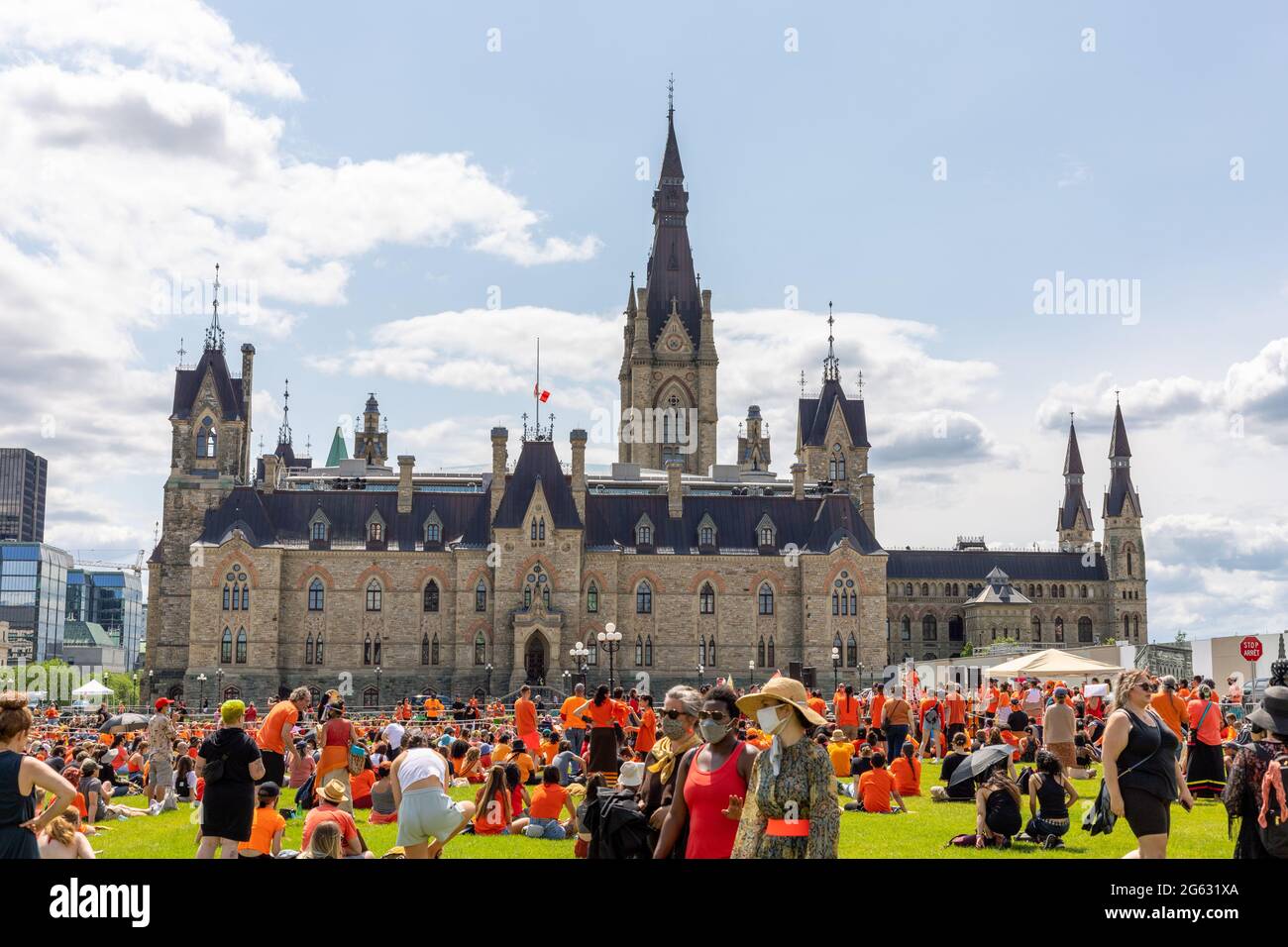 Ottawa, Kanada – 1. Juli 2021: Cancel Canada Day Protestkundgebung auf dem Parliament Hill zur Unterstützung der indigenen Bevölkerung. Jedes Kind Zählt. Menschen tragen Stockfoto