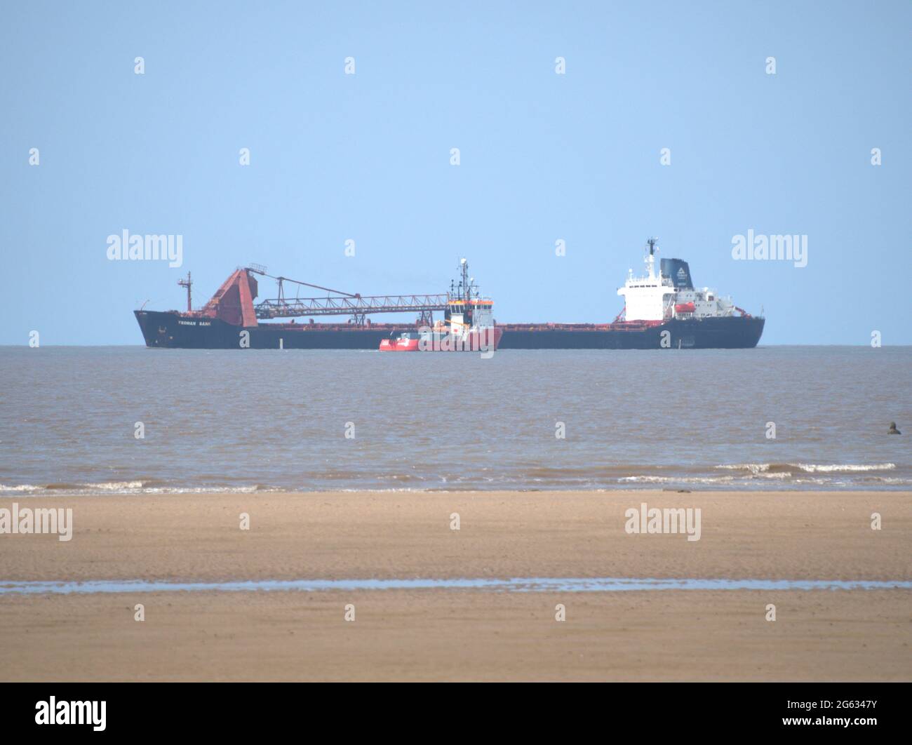 Kleine und große Segelschiffe auf der Irischen See Stockfoto