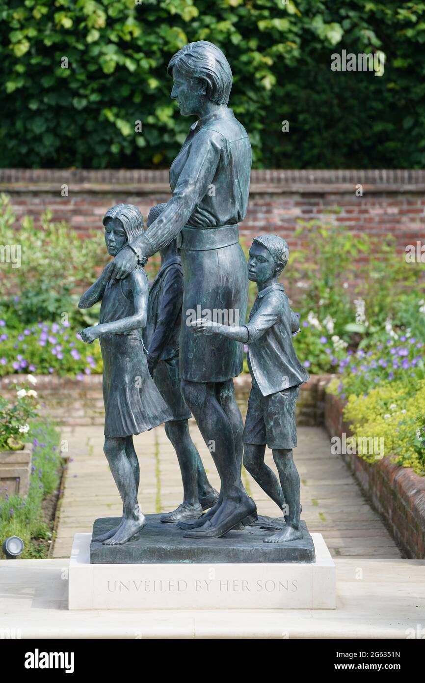 Die Statue von Diana, Prinzessin von Wales, bevor die ersten Mitglieder der Öffentlichkeit sie im versunkenen Garten des Kensington Palace, London, sehen dürfen. Bilddatum: Freitag, 2. Juli 2021. Stockfoto
