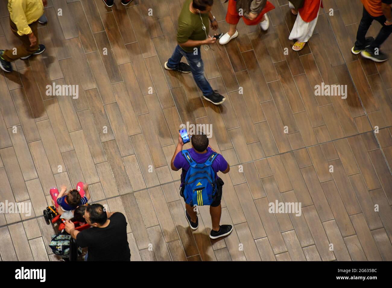 Blick von oben auf eine Menschenmenge in der Dubai Mall. Stockfoto
