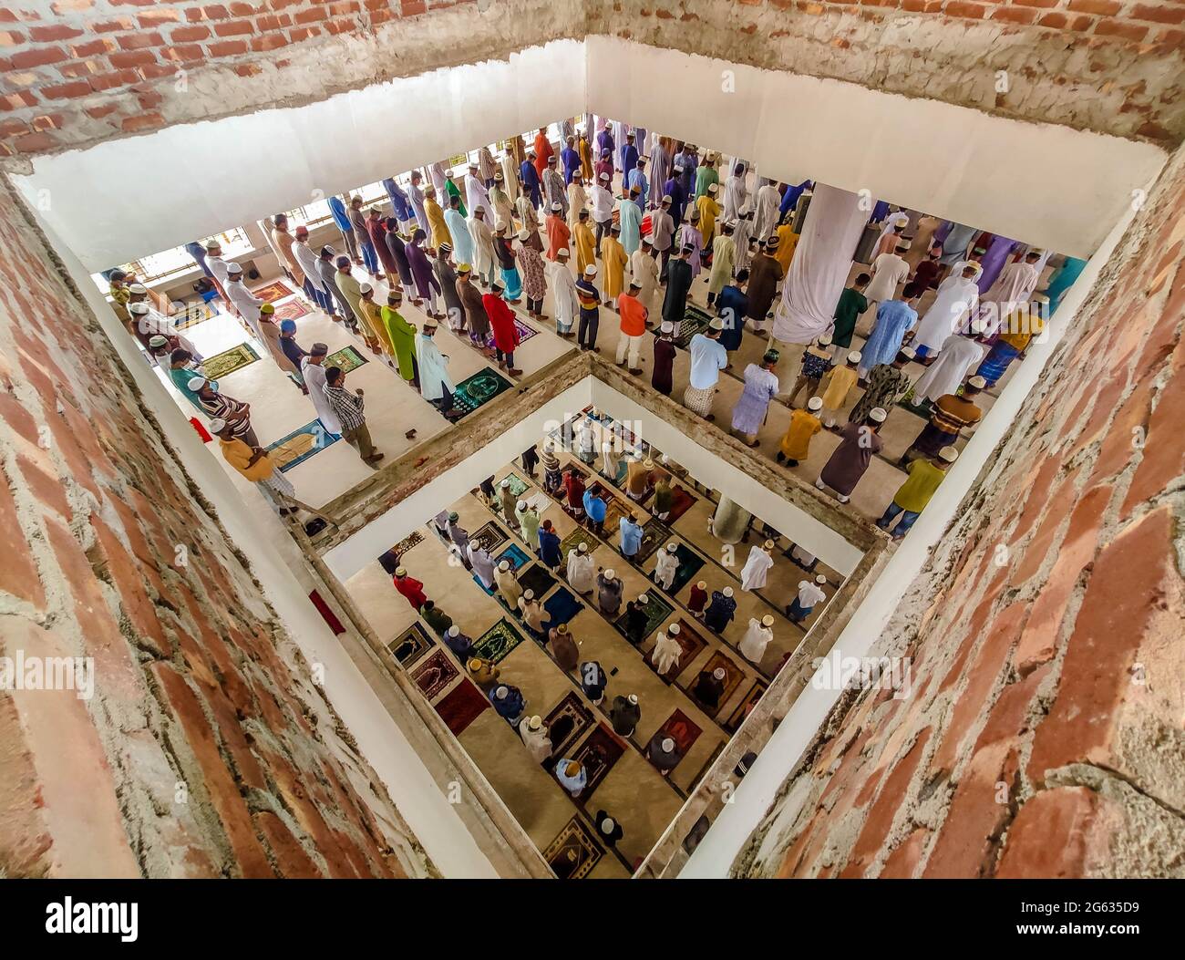 Barishal, Barishal, Bangladesch. Juli 2021. In einer Moschee, in der das Land unter einer Sperre steht, um die zweite Welle der COVID-19-Pandemie in der Stadt Barishal, Bangladesch, einzudämmen, führen Muslime Freitagsgebete ohne jegliche soziale Distanz durch. Quelle: Mustasinur Rahman Alvi/ZUMA Wire/Alamy Live News Stockfoto