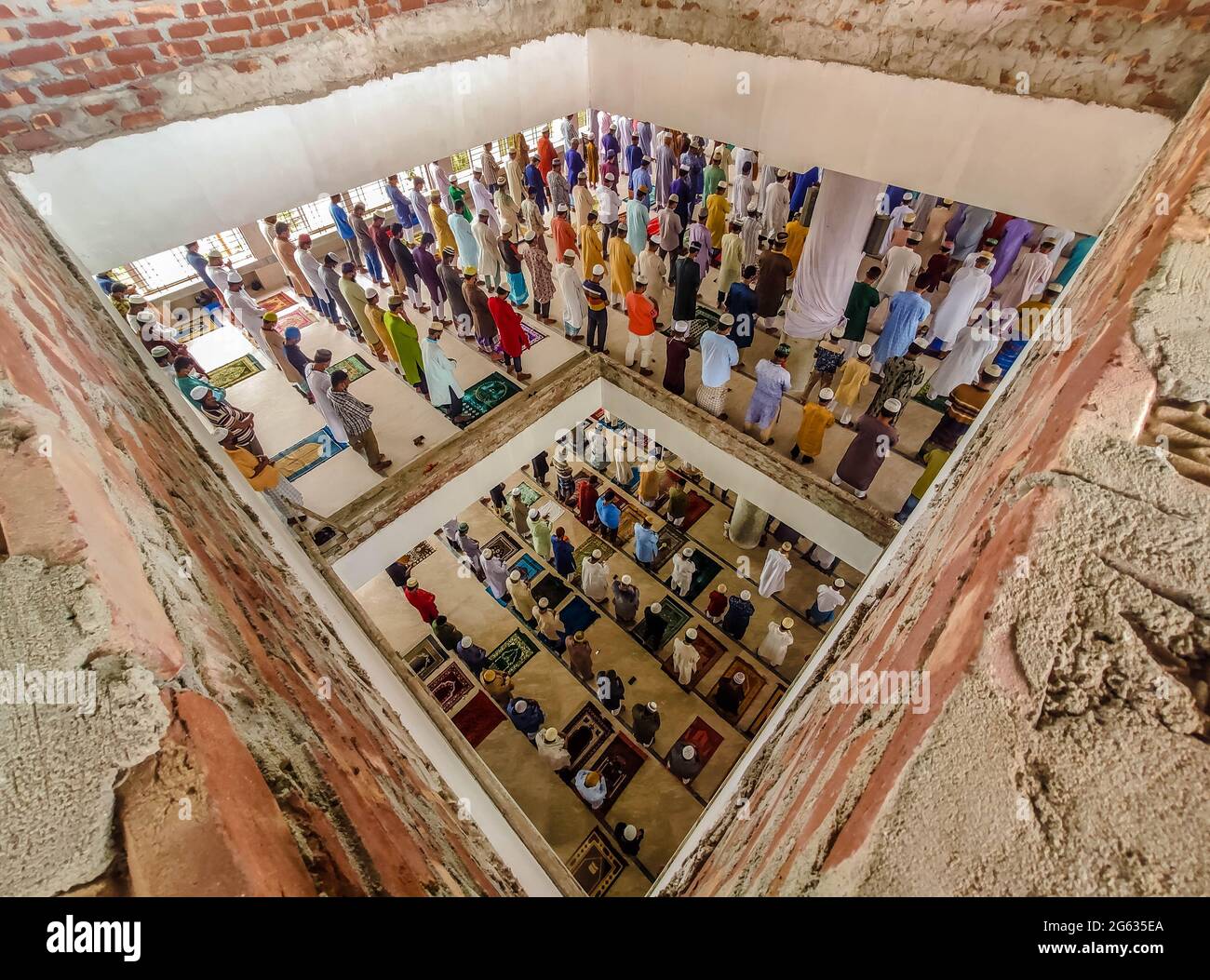 Barishal, Barishal, Bangladesch. Juli 2021. In einer Moschee, in der das Land unter einer Sperre steht, um die zweite Welle der COVID-19-Pandemie in der Stadt Barishal, Bangladesch, einzudämmen, führen Muslime Freitagsgebete ohne jegliche soziale Distanz durch. Quelle: Mustasinur Rahman Alvi/ZUMA Wire/Alamy Live News Stockfoto