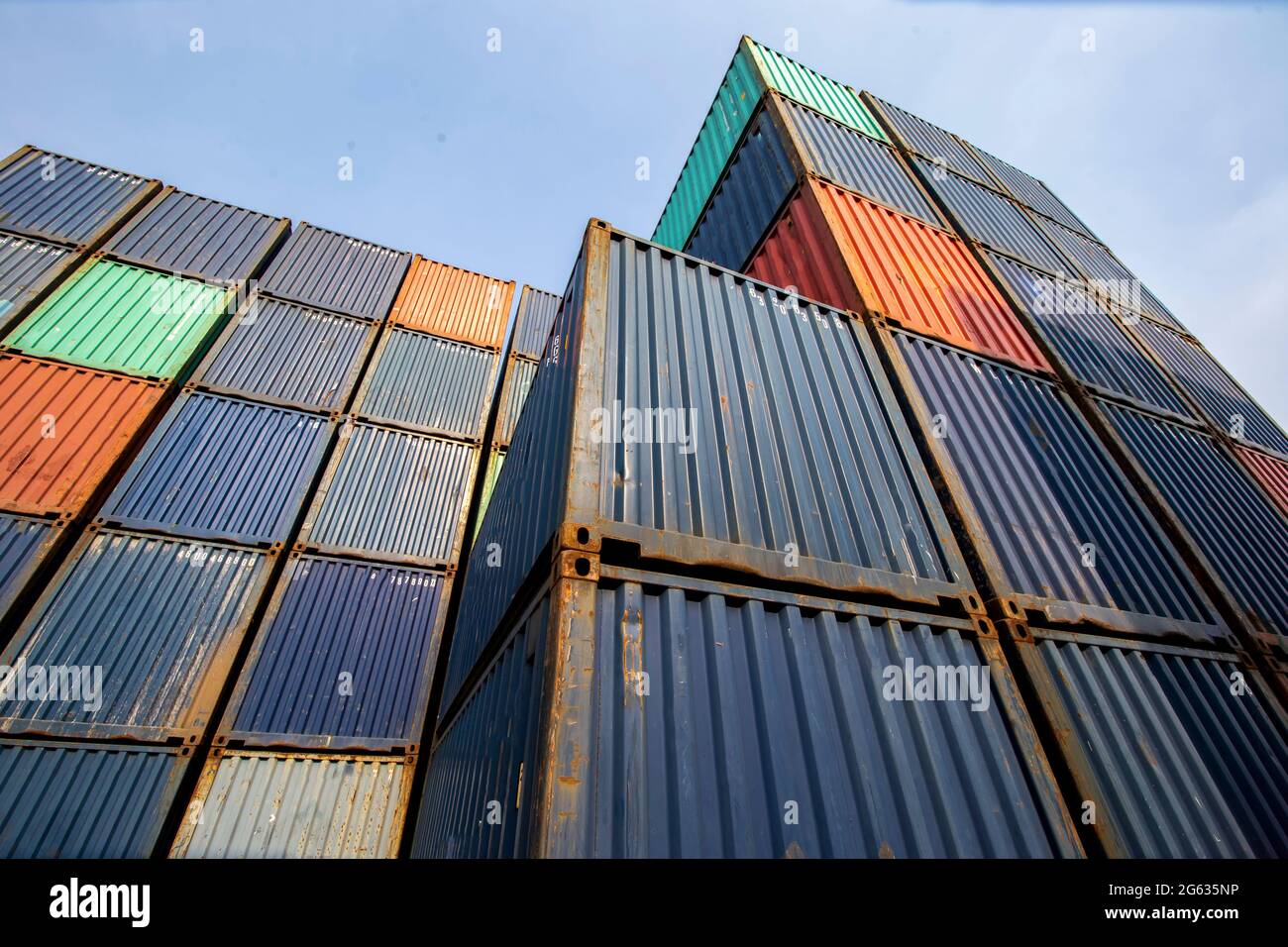 Container Cargo Port Ship Yard Lagerung Handling der logistischen Transportindustrie. Reihe von Stapellackcontainern für Frachtimport/Exportverteilung Stockfoto