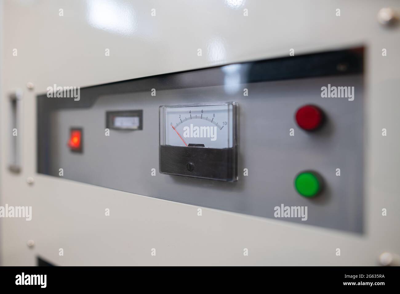 Nahaufnahme des Sicherungskastenmessers und Schalter an einer industriellen Fabrikmaschine. Stockfoto