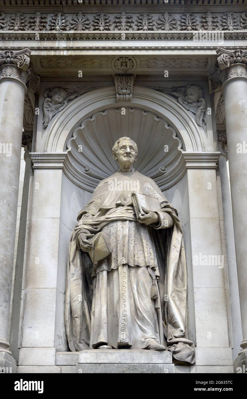 London, England, Großbritannien. Statue des römisch-katholischen Kardinals John Henry Newman: 1801-1890 (Léon-Joseph Chavalliaud: 1896) vor dem Brompton Oratorium, Brom Stockfoto