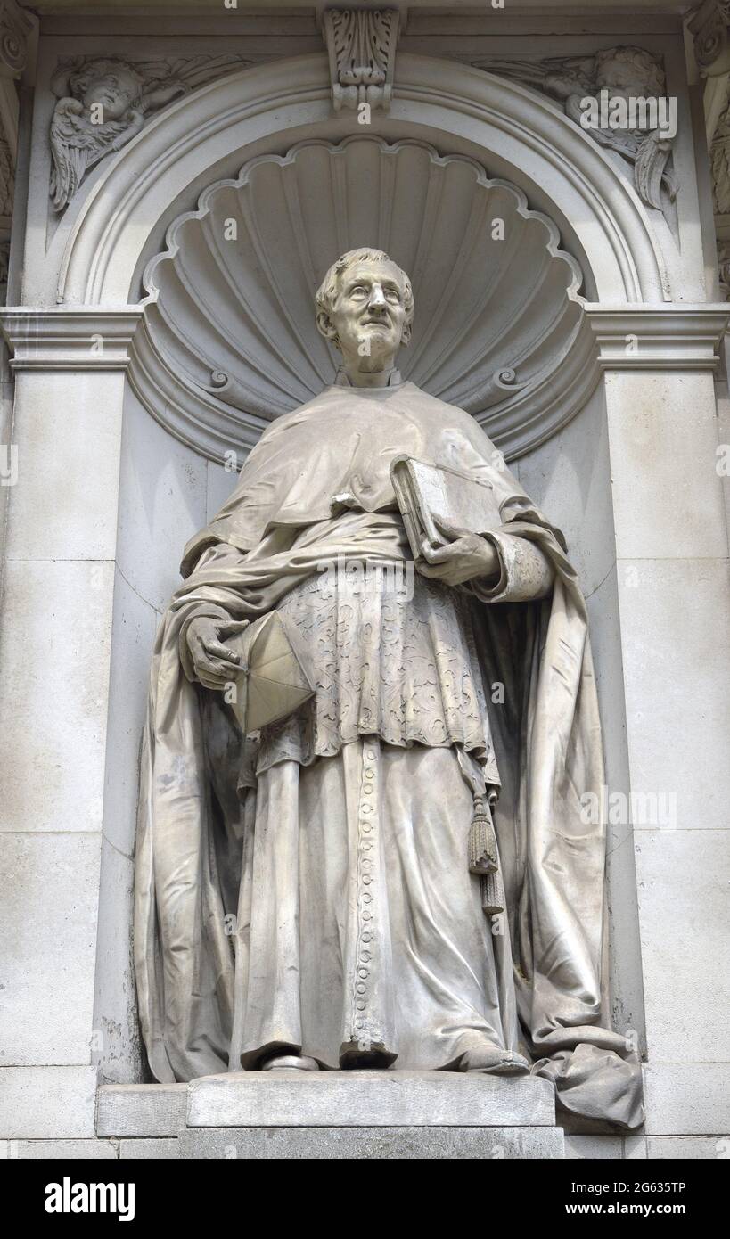 London, England, Großbritannien. Statue des römisch-katholischen Kardinals John Henry Newman: 1801-1890 (Léon-Joseph Chavalliaud: 1896) vor dem Brompton Oratorium, Brom Stockfoto