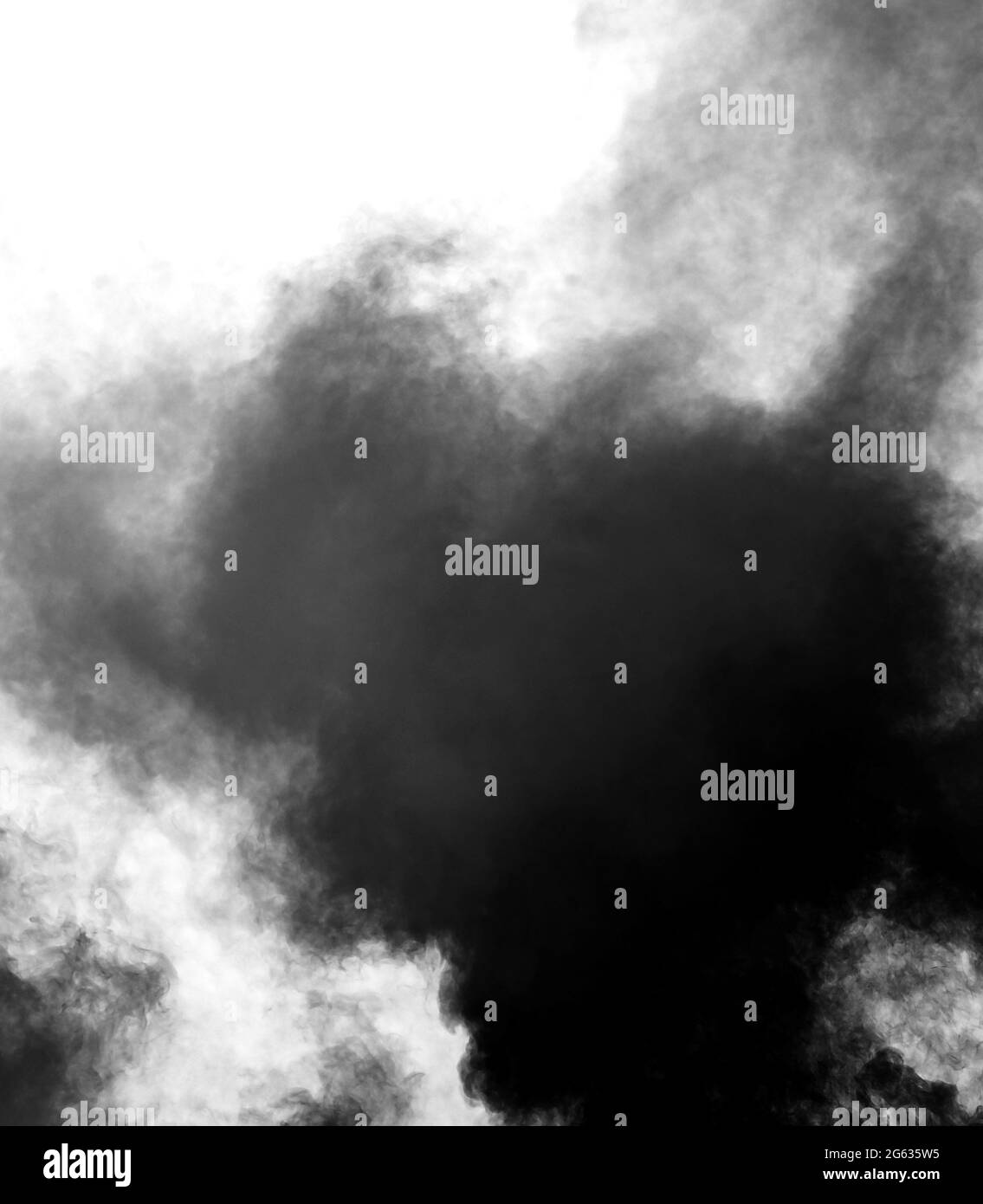 Schwarze Wolken von verschmutztem Rauch nach der Explosion Stockfoto
