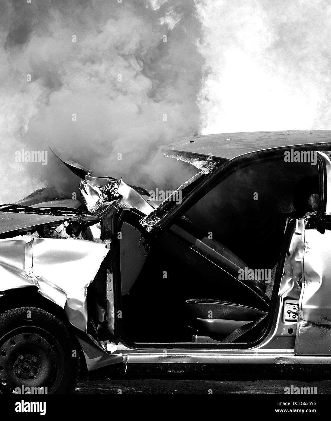 Sehr kaputtes Auto nach dem Unfall und dichter schwarzer Smog Stockfoto