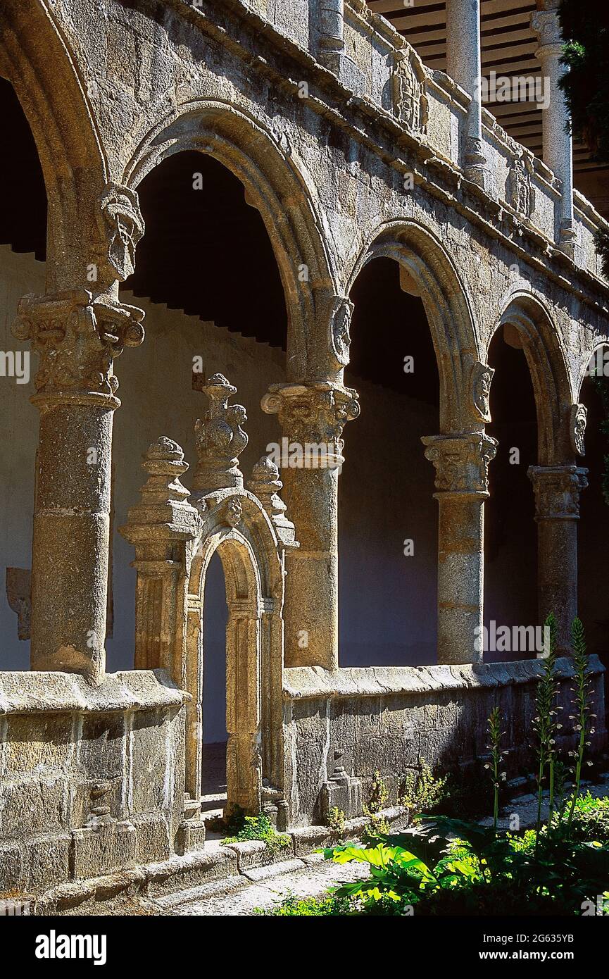 Spanien, Extremadura, Provinz Cáceres, Cuacos de Yuste. Kloster San Jeronimo in Yuste. Architektonisches Detail der unteren Ebene des neuen Klosters (16. Jahrhundert), mit der Tür zum Garten. Die Bögen sind halbrund und die Kapitelle sind mit Girlanden und Voluten verziert. Am 21. September 1558 starb Kaiser Karl V. an seiner letzten Ruhestätte. Stockfoto