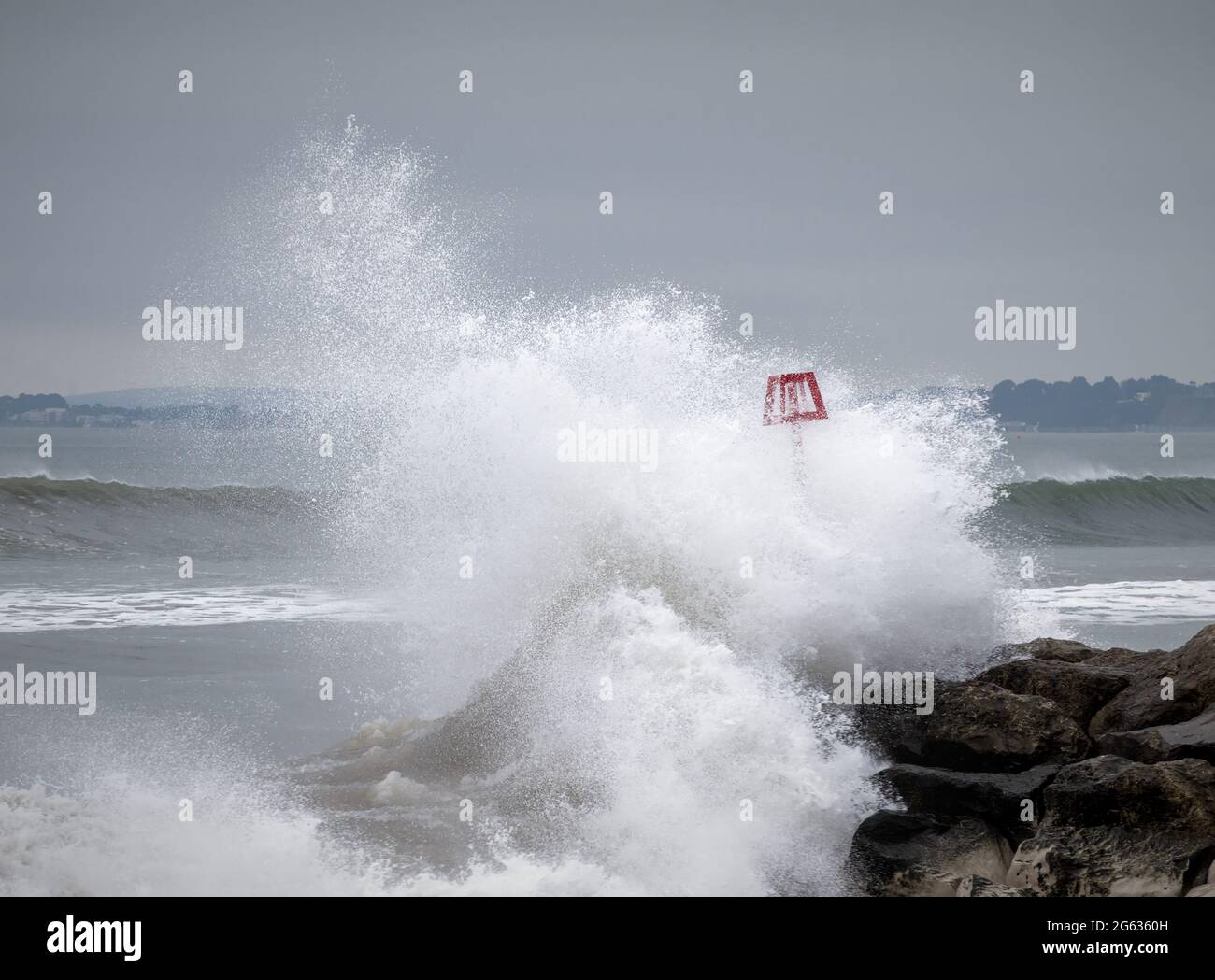 Wellen, die während EINES Wintersturms auf EINER Breakwater, Groyne am Hengistbury Head Beach, stürmen. VEREINIGTES KÖNIGREICH Stockfoto