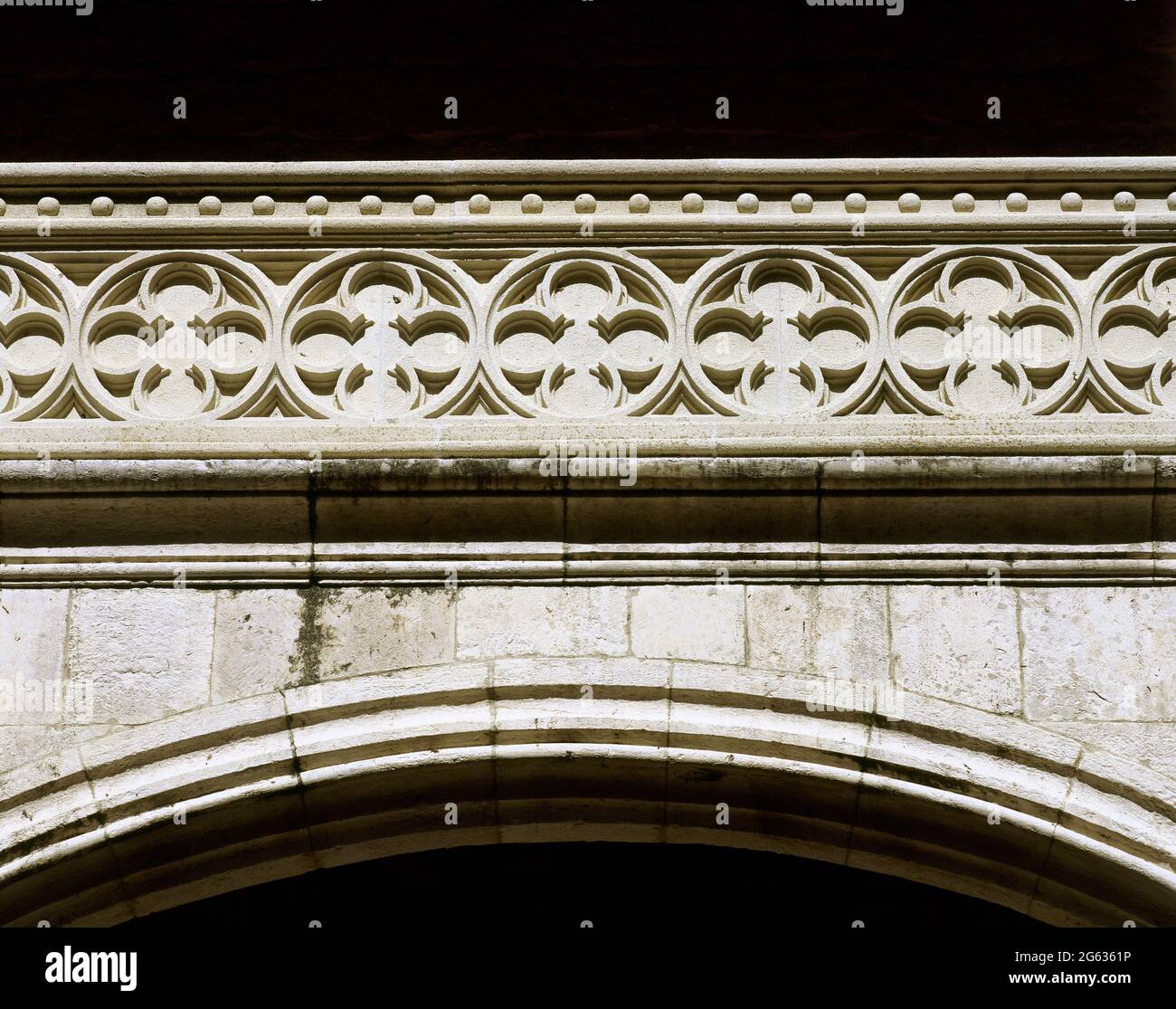 Spanien, Gemeinde Madrid, Burg Manzanares El Real. Erbaut im Jahr 1475 im Auftrag von Diego Hurtado de Mendoza, war die Residenz der Mendoza-Familie bis Ende des 16. Jahrhunderts. Architektonisches Detail des Fries, mit gelappter Dekoration, der unteren Galerie des Hofes. Stockfoto