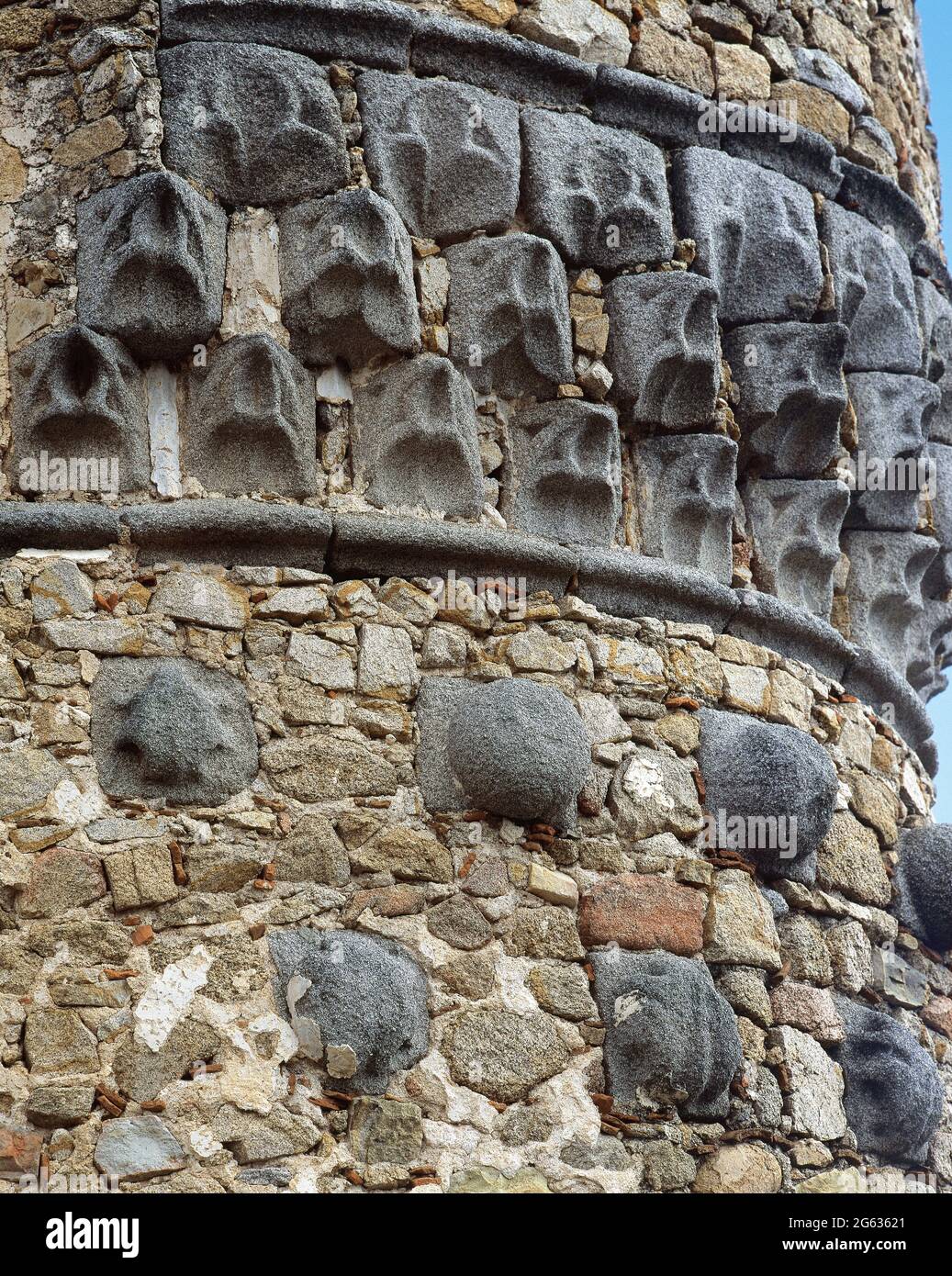 Spanien, Gemeinde Madrid, Burg Manzanares El Real. Erbaut im Jahr 1475 im Auftrag von Diego Hurtado de Mendoza, war die Residenz der Mendoza-Familie bis Ende des 16. Jahrhunderts. Architektonisches Detail eines der Türmchen, die die runden Türme überragen und im elisabethanischen Stil dekoriert sind. Stockfoto