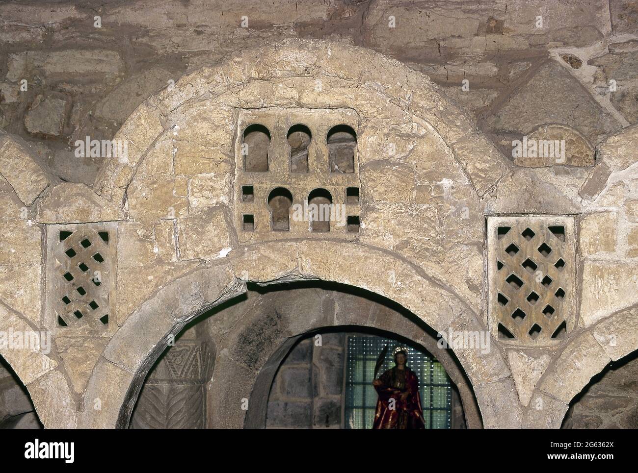 Spanien, Asturien, Pola de Lena. Kapelle von Santa Cristina de Lena. Errichtet während der Ramirense-Zeit, während der Herrschaft von Ramiro I. (842-850) oder der seines Nachfolgers Ordoño I. (850-866). Es besteht aus einem einzigen rechteckigen gewölbten Kirchenschiff. Architektonisches Detail des Gitterwerks, aus asturischen und mozarabischen Ursprüngen, das über den dreifachen Bögen der Ikonostase platziert ist. Stockfoto