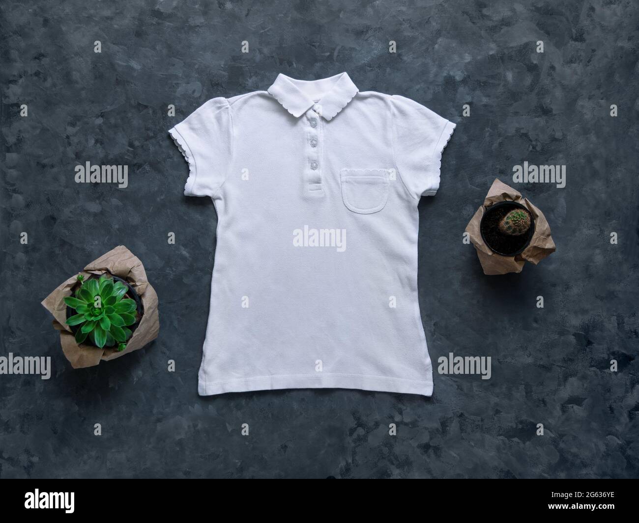 Weißes leeres Polo-T-Shirt-Modell auf dunklem Hintergrund. Unbeschriftete Baumwoll-Vorlage mit einfarbigem Hemdkragen für kreatives Design. Foto von Freizeitkleidung für Webs Stockfoto