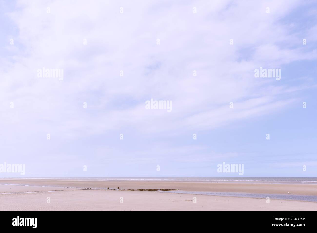 Große Himmel-Land-Meer-Landschaft mit pastalen Farben auf Rossall Strand in der Lancashire Küstenstadt Cleveleys Stockfoto