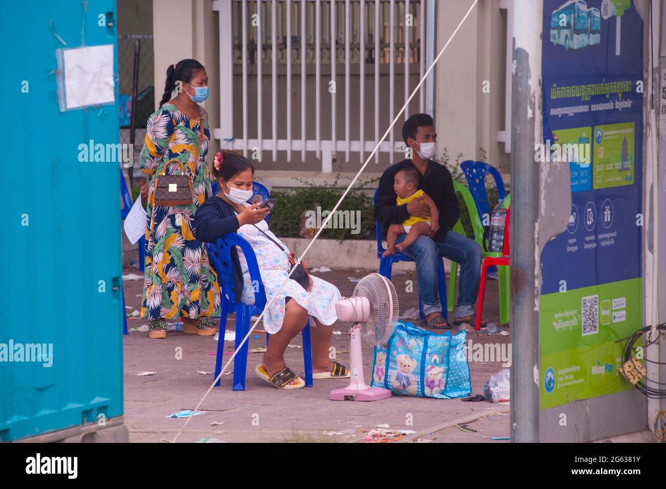 Phnom Penh, Kambodscha. 2. Juli 2021. Seit 4 Monaten kämpft Phnom Penh mit einem COVID - 19-Anstieg. An einer Massenteststelle hat eine schwanger kambodschanische Mutter, Ihr Mann und ihr Baby haben alle positiv auf das Virus getestet. Ihre Taschen sind verpackt und warten darauf, von einem Krankenwagen abgeholt zu werden. Quelle: Kraig lieb Stockfoto