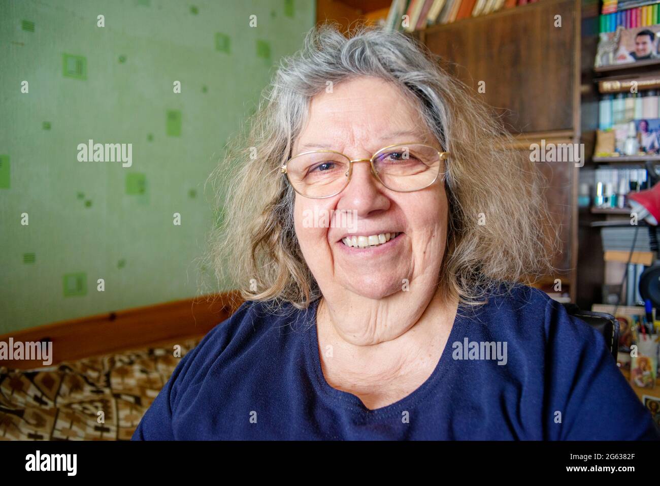 Porträt einer lächelnden, positiven jüdischen älteren Dame in ihrem Haus Stockfoto