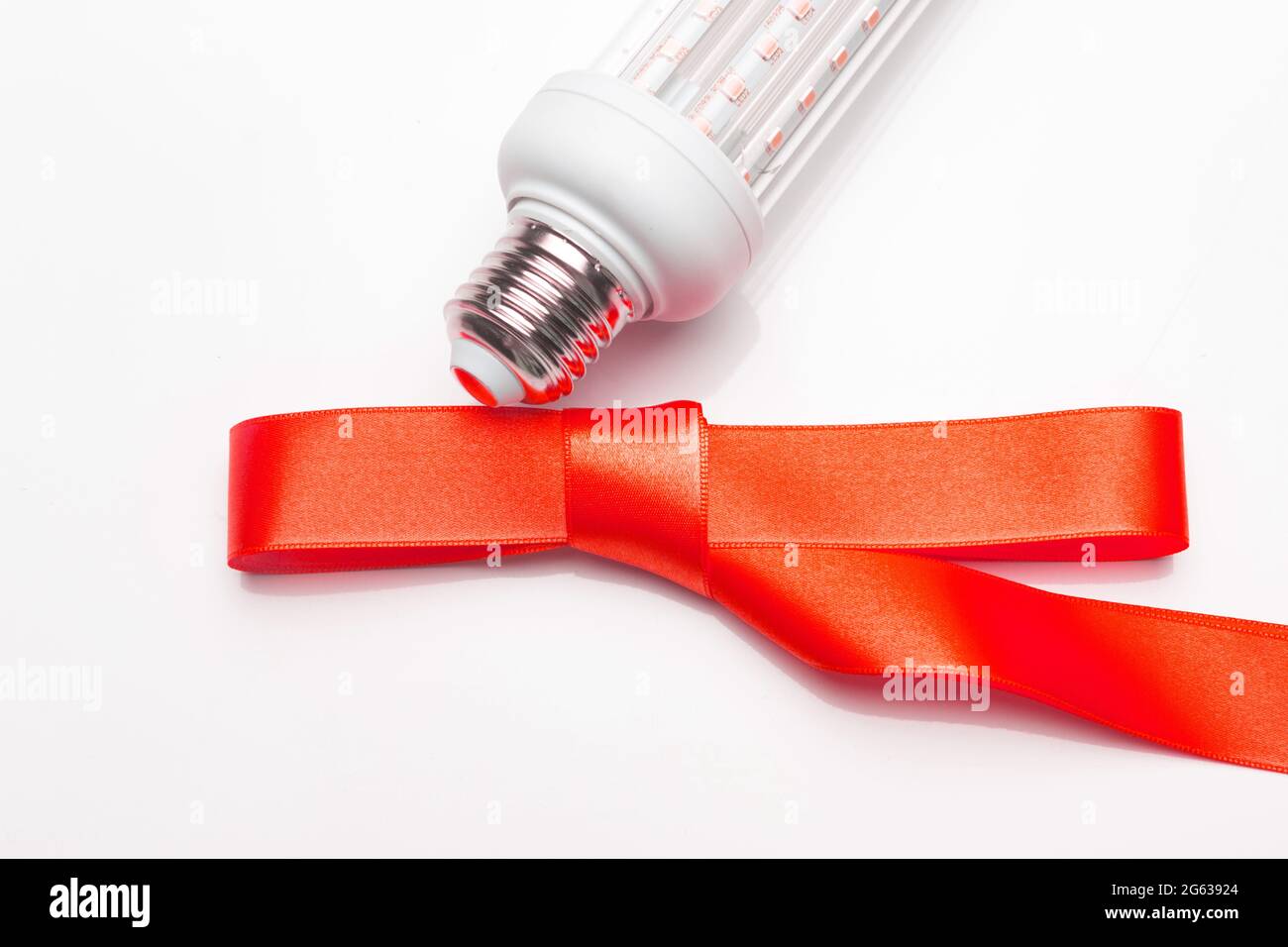 Energie sparen mit LED-Lampen zum Schutz des Planeten vor dem Klimawandel. Alternative Energien, um unseren Planeten zu erhalten. Treibhauseffekt. Stockfoto