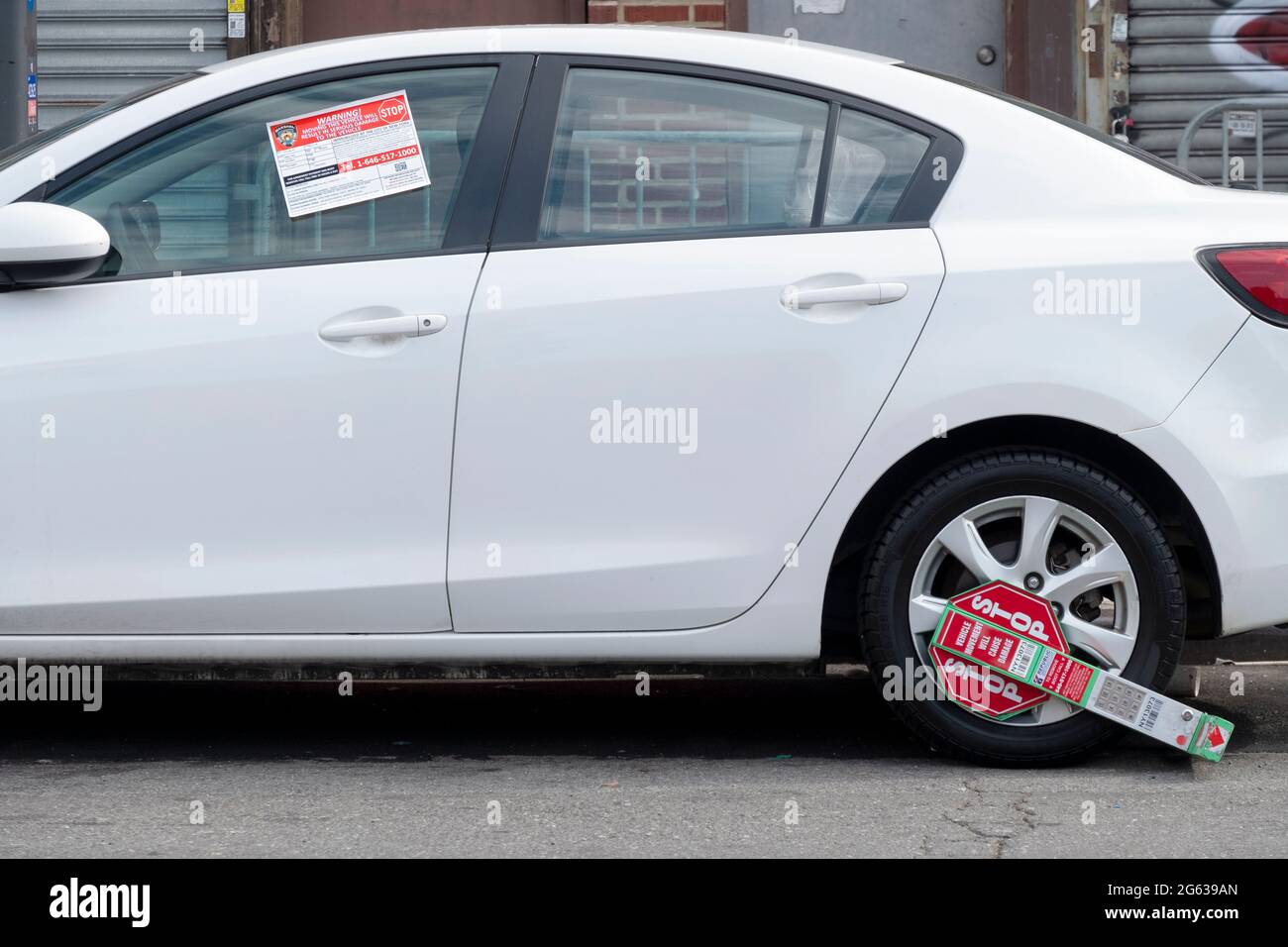 Ein Mazda, der vom Marshall-Büro für mehr als 53er bei hervorragenden Parkplatzverletzungen oder Kameraverletzungen gebootet wurde. In Jamaica, Queens, New York. Stockfoto